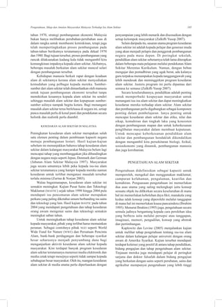 105Pengetahuan, Sikap dan Amalan Masyarakat Malaysia Terhadap Isu Alam Sekitar
tahun 1970, strategi pembangunan ekonomi Malaysia
bukan hanya melibatkan perubahan-perubahan asas di
dalam rangka untuk membasmi kemiskinan, tetapi juga
telah mempertingkatkan proses pembangunan pada
tahun-tahun berikutnya terutamanya pada dekad 1970
dan 1980. Bagi tujuan tersebut, proses pembangunan yang
rancak dilaksanakan kadang kala tidak mengambil kira
kemungkinan impaknya kepada alam sekitar.Akibatnya,
beberapa masalah berkaitan alam sekitar muncul selari
dengan pembangunan tersebut.
Kehidupan manusia berkait rapat dengan keadaan
alam di sekitarnya kerana alam sekitar menyediakan
kemudahan yang pelbagai kepada mereka. Sumber-
sumber dari alam sekitar telah dimanfaatkan oleh manusia
untuk tujuan pembangunan ekonomi tersebut tanpa
memikirkan kesannya kepada alam sekitar itu sendiri
sehingga masalah alam sekitar dan kepupusan sumber-
sumber aslinya nampak begitu ketara. Bagi menangani
masalah alam sekitar terus berleluasa di negara ini, setiap
punca masalah perlu di kenal pasti dan pendekatan secara
holistik dan realistik perlu diambil.
Kesedaran Alam Sekitar di Malaysia
Peningkatan kesedaran alam sekitar merupakan salah
satu elemen penting dalam pembinaan kapasiti negara
menuju pembangunan lestari. Hasil kajian-kajian
sebelum ini menunjukkan bahawa tahap kesedaran alam
sekitar dalam kalangan masyarakat Malaysia belum lagi
mencapai tahap yang membanggakan jika dibandingkan
dengan negara maju seperti Jepun, Denmark dan German
(Jabatan Alam Sekitar Malaysia 1997). Masyarakat
juga secara umumnya lebih peka kepada isu-isu alam
sekitar terutamanya yang hampir kepada mereka namun
kesedaran untuk terlibat mengatasi masalah tersebut
terlalu minima (Zurina & Norjan 2003).
Walau bagaimanapun, kesedaran alam sekitar ini
semakin meningkat. Kajian Pusat Sains dan Teknologi
Maklumat (MASTIC) sejak tahun 1998 hingga 2004 pula
mendapati isu pencemaran alam sekitar merupakan
perkara yang paling diketahui umum berbanding isu sains
dan teknologi yang lain. Hasil kajian MASTIC pada tahun
2004 yang mendapati pengetahuan dan tahap kesedaran
orang awam mengenai sains dan teknologi semakin
meningkat saban tahun.
Untuk meningkatkan tahap kesedaran alam sekitar
kepada masyarakat, pihak yang terlibat harus memainkan
peranan. Sebagai contohnya pihak NGO seperti World
Wide Fund for Nature (WWF) dan Persatuan Pencinta
Alam, bank-bank perdagangan dan beberapa syarikat
besar seharusnya menjadi penyumbang dana bagi
menganjurkan aktiviti kesedaran alam sekitar kepada
masyarakat. Kini terdapat banyak program kesedaran
alam sekitar terutamanya menerusi media elektronik dan
media cetak tetapi mesejnya seperti tidak sampai kepada
sebahagian besar masyarakat. Oleh itu, ruangan kesedaran
alam sekitar di media utama perlu diperluaskan dengan
penyampaian yang lebih menarik dan disesuaikan dengan
setiap kelompok masyarakat (Zulkifli Yusop 2007).
Selain daripada itu, sasaran utama program kesedaran
alam sekitar ini adalah kepada pelajar dan generasi muda
yang akan menjadi pelapis dan penggerak pembangunan
negara pada masa depan. Di peringkat sekolah,
pendidikan alam sekitar sebenarnya telah lama diterapkan
dalam beberapa mata pelajaran melalui pendekatanAlam
Sekitar Merentas Kurikulum. Namun, dengan beban
mengajar dan pentadbiran yang agak berat, ada kalanya
guru terpaksa menumpukan kepada tanggungjawab yang
lebih mendesak dan meminggirkan program kesedaran
alam sekitar. Justeru program ini perlu dipantau dari
semasa ke semasa (Zulkifli Yusop 2007).
Secara keseluruhannya, pendidikan adalah penting
untuk memperbaiki keupayaan masyarakat untuk
menangani isu-isu alam sekitar dan dapat meningkatkan
kesedaran mereka terhadap alam sekitar. Alam sekitar
dan pembangunan perlu digabungkan sebagai komponen
penting dalam pembelajaran. Ianya penting untuk
mencapai kesedaran alam sekitar dan etika, nilai dan
sikap, kemahiran dan tingkah laku yang konsisten
dengan pembangunan mapan dan untuk keberkesanan
penglibatan masyarakat dalam membuat keputusan.
Untuk mencapai keberkesanan pendidikan alam
sekitar dan pembangunan hendaklah dikendalikan
dengan mengambil kira persekitaran biologi, fizikal,
sosioekonomi yang dinamik, pembangunan manusia
dan juga kerohanian.
Pengetahuan Alam Sekitar
Pengetahuan didefinisikan sebagai kapasiti untuk
memperoleh, mengekal dan menggunakan maklumat;
campuran kefahaman, pengalaman, kearifan dan
kemahiran. Penguasaan pengetahuan ini memerlukan
dua asas utama yang saling melengkapi iaitu konsep
sesuatu objek itu difikirkan secara keseluruhan di mana
hal ini memerlukan kebolehan daya fikir, manakala yang
kedua ialah konsep yang diperolehi melalui tanggapan
di mana hal ini memerlukan kuasa pancaindera (Ibrahim
1995). Menurut Ibrahim (1995) juga, pengetahuan secara
semula jadinya bergantung kepada cara perolehan idea
yang berbeza iaitu melalui persepsi atau tanggapan,
imaginasi, memori, pengadilan, konsep yang abstrak
dan pertimbangan.
Kaplowitz dan Levine (2005) menjalankan kajian
untuk melihat tahap pengetahuan tentang isu-isu alam
sekitar dalam kalangan pelajar universiti dengan orang
awam di Amerika Syarikat. Kajian tersebut mendapati
terdapat kolerasi yang positif di antara tahap pendidikan,
bidang pengajian dan tahap pengetahuan alam sekitar.
Tinjauan mereka juga mendapati pelajar di peringkat
sarjana dan doktor falsafah dalam bidang pengajian
yang berkaitan dengan sains seperti perubatan, sains dan
agrikultur mempunyai pengetahuan yang lebih tinggi
 