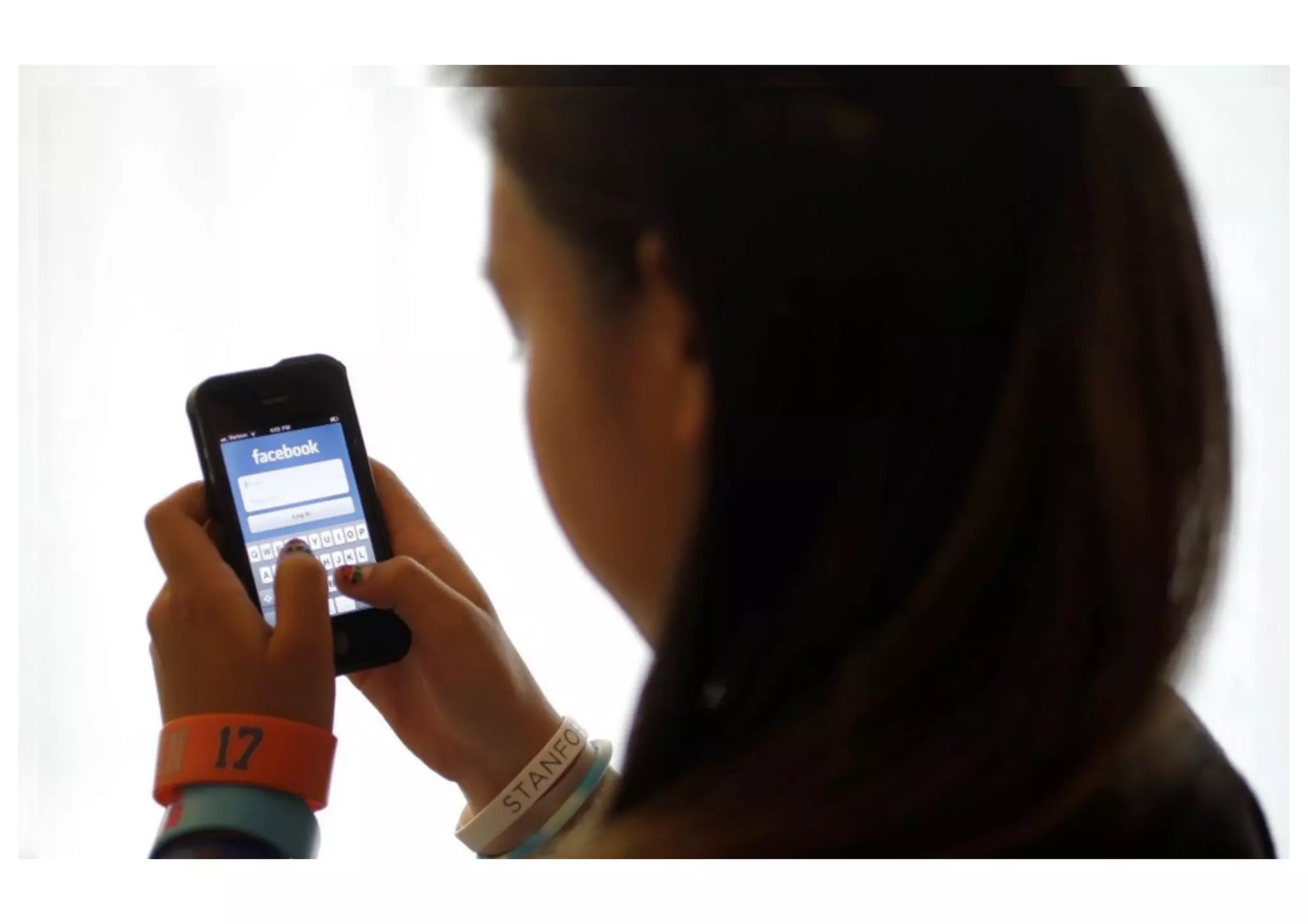 7
of all time
spent on a
mobile
device is
on
Facebook
7
–¹
³
 