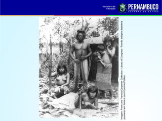 Imagem: Frank and Frances Carpenter Collection - Library of Congress / Família indígena brasileira
pousando em frente à oca / Domínio Público.
 