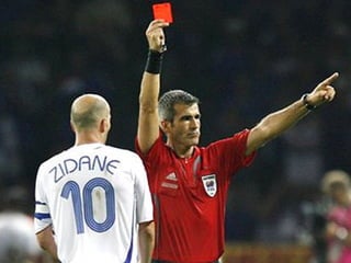 LA PRÀCTICA D’ACTIVITAT FÍSICA I ESPORT AFAVOREIX EL 
DESENVOLUPAMENT PSICOLÒGIC I SOCIAL DELS NENS I ELS JOVES. 
(Brustad 1996) 
POTENCIA L’AUTOESTIMA, EL SENTIMENT 
D’AUTOEFICÀCIA I LA COMPETÈNCIA. 
TAMBÉ HI HA PERILL QUE L’ESPORT ES TORNI DES-EDUCATIU. 
(Martens 1996) 
(Martens 1996) 
PERÒ 
Jafree y Wu (1996) LES NOIES QUE 
PARTICIPAVEN EN ACTIVITATS FÍSIQUES 
EXTRAESCOLARS ES SENTIEN MÉS 
COMPETENTS I AMB L’AUTOESTIMA MÉS 
ELEVADA. 
Escartí et al. (2004) ELS NENS QUE ES 
PERCEBIEN MÉS COMPETENTS TENIEN MÉS 
MOTIVACIÓ INTRÍNSECA. 
Balaguer, García Merita (1994) VAREN TROBAR 
UNA RELACIÓ POSITIVA ENTRE LA PRÀCTICA 
FÍSICA REGULAR I LA MILLORA DE 
L’AUTOESTIMA, L’ESTAT D’ÀNIM, L’ANSIETAT, 
LA DEPRESSIÓ, L’ESTRÈS... 
 