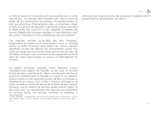 PARTIE 1
P ◊ 31
4
Ce fonctionnement en écosystème est aussi essentiel pour un autre
type de lieux : les FabLabs. Selon Raphaël Suire, "ceux-ci tirent une
partie de leur performance économique d'un positionnement en
tant que plateforme d'intermédiation dans un écosytème intégré
et dans la capacité de répondre à des besoins locaux, mais dans
le même temps leur créativité et leur capacité à explorer des
terrains d'application nouveaux reposent sur une interaction avec
des acteurs foisonnants et plus périphérique aux écosystèmes".1
Ces exemples montrent qu’au-delà des lieux “physiques”,
l’organisation en réseaux et en écosystèmes a aussi un véritable
impact sur le/les territoire(s) dans lequel ces acteurs agissent,
permettant souvent de valoriser leur environnement auprès d’un
public plus large. Ainsi ces nouveaux lieux sont souvent au coeur de
véritables stratégies visant à favoriser le développement territorial,
selon des enjeux économiques ou sociaux, et l’aménagement du
territoire.
Les ateliers territoriaux organisés durant Softplace avaient
notamment pour objectif de travailler ce lien entre un territoire
donné, ses enjeux spécifiques (le 19ème arrondissement de Paris, le
quartier Euroméditerranée à Marseille, la Lozère) et ses différents
acteurs (publics, privés, associatifs, porteur de lieux ou hybrides ou
d’entreprises en réseaux etc.). L’enjeu ? Favoriser l’émergence de
pistes nouvelles en termes de lieux et de systèmes de lieux (réseaux
d’acteurs, mise en mobilité de services, projets prenant place sur
des friches etc.), qui apporteraient des réponses aux populations
du territoire (accès aux services, animation et médiation à
1 SUIRE, Raphaël, " La performance des lieux de cocréation de connaissances : Le cas
des FabLabs" dans " Lieux et création ", Revue Réseaux, Editions La découverte, Paris
2016
destination de la jeunesse et/ou de populations fragilisées etc.) et
permettraient le dévelopement de celui-ci.
 