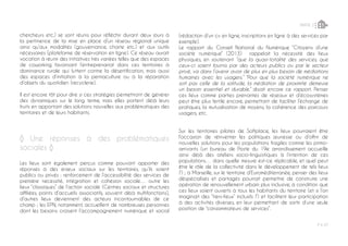 P ◊ 37
PARTIE 2 1
chercheurs etc.) se sont réunis pour réfléchir durant deux jours à
la pertinence de la mise en place d’un réseau régional unique
ainsi qu’aux modalités (gouvernance, charte etc.) et aux outils
nécessaires (plateforme de réservation en ligne). Ce réseau aurait
vocation à réunir des initiatives très variées telles que des espaces
de coworking favorisant l’entreprenariat dans ces territoires à
dominance rurale qui luttent contre la désertification, mais aussi
des espaces d’initiation à la permaculture ou à la réparation
d’objets du quotidien (recyclerie).
Il est encore tôt pour dire si ces stratégies permettront de générer
des dynamiques sur le long terme, mais elles portent déjà leurs
fruits en apportant des solutions nouvelles aux problématiques des
territoires et de leurs habitants.
◊ Une réponses à des problématiques
sociales ◊
Les lieux sont également perçus comme pouvant apporter des
réponses à des enjeux sociaux sur les territoires, qu’ils soient
publics ou privés : renforcement de l’accessibilité des services de
première necessité, intégration et cohésion sociale… outre les
lieux “classiques” de l’action sociale (Centres sociaux et structures
affiliées, points d’accueils associatifs, souvent déjà multifonctions),
d’autres lieux deviennent des acteurs incontournables de ce
champ ; les EPN, notamment, accueillent de nombreuses personnes
dont les besoins croisent l’accompagnement numérique et social
(rédaction d’un cv en ligne, inscriptions en ligne à des services par
exemple).
Le rapport du Conseil National du Numérique “Citoyens d’une
société numérique“ (2013) rappelait la nécessité des lieux
physiques, en soutenant “que la quasi-totalité des services, que
ceux-ci soient fournis par des acteurs publics ou par le secteur
privé, va dans l’avenir avoir de plus en plus besoin de médiations
humaines avec les usagers.” “Pour que la société numérique ne
soit pas celle de la solitude, la médiation de proximité demeure
un besoin essentiel et durable.” disait encore ce rapport. Penser
ces lieux comme parties prenantes de réseaux et d’écosystèmes
peut être plus fertile encore, permettant de faciliter l’échange de
pratiques, la mutualisation de moyens, la cohérence des parcours
usagers, etc.
Sur les territoires pilotes de Softplace, les lieux pourraient être
l’occasion de réinventer les politiques jeunesse ou d’offrir de
nouvelles solutions pour les populations fragiles comme les primo-
arrivants (un bureau de Poste du 19e arrondissement accueille
ainsi déjà des ateliers socio-linguistiques à l’intention de ces
populations… dans quelle mesure est-ce réplicable, et quel peut
être le rôle de la collectivité dans le développement de tels lieux
?) ; à Marseille, sur le territoire d’Euroméditerranée, penser des lieux
déspécialisés et partagés pourrait permettre de construire une
opération de renouvellement urbain plus inclusive, à condition que
ces lieux soient ouverts à tous les habitants du territoire (et si l’on
imaginait des “tiers-lieux” inclusifs ?) et facilitent leur participation
à des activités diverses, en leur permettant de sortir d’une seule
position de “consommateurs de services”.
 
