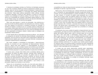 Identidade e território no Brasil
200
Identidade e território no Brasil
201
A natureza da estratégia centrada nos Territórios de Identidade representa
um dos mais complexos desafios da reforma operacional do Estado que, por
tradição, opera em termos de gestão setorial-centralizada. O desenvolvimento
territorial impõe a simultaneidade ou a articulação das políticas direcionadas
aos territórios. Todas essas políticas representam visões políticas, técnicas
e diferentes ideologias, tornando-se fácil distinguir os grupos de interesses
implícitos nas estratégias de políticas públicas. As fortes críticas ao modelo
devem-se à necessidade de conseguir a articulação dessas políticas em meio
ao seu limitado avanço da coordenação setorial, pois elas são defendidas pela
utópica unidade do Estado em termos de sua gestão.
Falta muito para alcançar o caminho da articulação, mas evidencia-se a
natureza da rede de políticas públicas e de instituições que conforma o Estado,
com seus espaços de autonomia e complexos processos de interação. A
tendência do Estado é constituir-se em um complexo sistema configurado por
uma variada e diferenciada oferta de instrumentos de intervenção que devem se
adequar à nova e qualificada demanda: eis o eixo central da estratégia territorial,
em sua capacidade de fortalecer, ordenar e atribuir poder, se desejável, aos
beneficiários dessas políticas.
O maior desafio está na capacidade de resposta de políticas – não unificadas
– na perspectiva de atender às demandas descentralizadas, empoderadas e
integradas. Torna-se oportuna a discussão sobre a legitimidade do Ministério de
Desenvolvimento Agrário para conduzir o processo territorial, considerando-se
a natureza multidimensional e multissetorial.
Vem sendo debatida a necessidade de desruralizar o desenvolvimento
territorial, no momento em que a Secretaria de Desenvolvimento Territorial
vivencia o dilema entre seus objetivos e a responsabilidade de apoiar a
agricultura familiar em meio a pressão (inerente aos territórios que demandam
ações referidas às diferentes áreas da agricultura), ao mesmo tempo em que os
atores territoriais perpassam os grupos específicos de agricultores familiares.
O campo para a solução deste dilema está na estratégia definida para a
organização da política de gestão territorial, orientada pelos Territórios de
Identidade. Tem-se exercitado um processo da gestão social do território
de forma a envolver as dimensões técnicas e políticas, em termos de visão
pragmática de desenvolvimento. Esse processo vem sendo conduzido tendo
a agricultura familiar como porta de entrada, pois ela abre espaço para novas
estratégias orientadas ao contexto dessa atividade, o que conduz a uma
percepção integral a ser resolvida no seu território.
Trata-se de um procedimento que abre uma nova porta para abrigar um
conjunto maior de atores sociais componentes do território, resultando em
um dos desafios a ser enfrentado pela estratégia de Territórios de Identidade:
compatibilizar as metas de desenvolvimento territorial com a especificidade das
estratégias em atender a agricultura familiar.
Nesse ponto, deve ser lembrado que o enfoque territorial não se antepõe e
não é contraditório às responsabilidades setoriais da agricultura familiar. Pelo
contrário, há uma complementaridade no cenário de eficiência, com resultados
de maior impacto. O conceito de gestão social pressupõe que a política
pública não se limita à ação dos agentes públicos. Ele implica um esquema
de co-responsabilidade que aumenta a complexidade do modelo, mas com a
vantagem de obter a participação política e de gestão dos atores do território,
o que garante um processo mais fluído e eficaz. A consolidação desse modelo
constitui o ponto crítico da política diante dos desafios políticos e técnicos de
grande proporção. Até o momento, o processo teve início em suas dimensões
formais, mas aponta para a necessidade de ser consolidado em termos de
sistema de valores e de incentivos que devem ser convertidos em confiança
para assegurar todo o processo.
O fundamento dos novos modelos de gestão do desenvolvimento tem sido
a participação, que indica sua enorme capacidade de contribuir na melhoria da
gestão das políticas. Mesmo assim, esse é o primeiro passo de um processo
que deve ir bem mais longe. A participação continua tendo o sabor do
alheio, aquilo que vem de fora, já que os modelos territoriais tendem sempre
aos moldes autárquicos, sob processos descentralizados, de autogestão e,
inclusive, de auto-instituição. Por isso os processos que foram iniciados se
abrem à possibilidade de territórios flexíveis relacionados à identidade, que
expressa territórios autônomos. É um aspecto que constitui grande desafio,
em especial, devido a sua natureza política e subversiva da ordem estabelecida
pela tradicional política pública que se define de forma exógena em relação ao
território, onde é executada de forma participativa.
O modelo que vem sendo desenvolvido pretende gerar capacidades,
incentivos e legitimidade para firmar essa autonomia territorial – quando o eixo
se descola da linha central dos tradicionais programas de desenvolvimento para
a possibilidade da interlocução e gestão compartilhadas, de forma a envolver
os atores territoriais e a complexa malha de políticas e instituições públicas.
Esse novo modelo favorece bastante os processos de descentralização e
de fortalecimento das regiões, na condição de entidades territoriais, agora
baseadas em suas identidades.
A estratégia do desenvolvimento territorial implantada pela SDT supõe
instrumental técnico com o propósito de promover a gestão social do território
ao alcance de um ciclo baseado em processos de planejamento. Neste caso,
observam-se avanços que se antecipam à gestão social e ao planejamento.
Antecipam-se ainda a outros modelos, devido ao método que possibilita um
verdadeiro protagonismo metodológico, à proporção que se aplicam adequadas
 