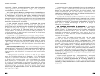 Identidade e território no Brasil
34
Identidade e território no Brasil
35
institucional e política), expressa identidade e caráter; além de abranger
valores, significados, visões compartilhadas, códigos, ícones, tradições e o
folclore (aspectos constituintes da cultura).
Sem dúvida, há outros elementos-chave associados ao desenvolvimento
e que também diferenciam os territórios. São as estruturas econômicas,
as redes sociais e as instituições que refletem, delineiam ou descrevem
com maior nitidez o caráter do território. Diferentes concepções visualizam
sistemas produtivos característicos (de determinado território) diferenciados
de outros, mesmo com iguais condições quanto ao aporte de recursos,
acesso aos mercados e nível tecnológico.
Em sua totalidade, a cultura envolve a complexidade que compõe
o espaço. Por isso, constitui-se numa dimensão que prepondera na
determinação do tipo de desenvolvimento de cada território. A cultura, além
de determinar em grande proporção os processos de desenvolvimento,
determina os mecanismos da organização social, os incentivos para
inserção política, as motivações e as possíveis explicações para que as
condições subjetivas do desenvolvimento convertam-se em fundamentos
de determinada estratégia política.
É reconhecido que as características de concepções homogeneizantes –
que levam a grandes dificuldades quanto à apropriação, sustentabilidade e
resultado do desenvolvimento – estão entre os maiores obstáculos de muitas
estratégias de desenvolvimento empreendidas pelos países da América
Latina e Caribe. Em essência, discute-se que a falta de reconhecimento da
cultura e da diferenciação é a razão das verdadeiras catástrofes do gasto
público.
Heterogeneidade-diferenciação. Nas diversas estratégias de política
pública, identificam-se diferenças em relação aos objetos e aos beneficiários
que se refletem nos mecanismos de execução. Seria injusto dizer que
essas execuções estão distantes de corresponder às reais especificidades
culturais.
A heterogeneidade reconhecida se baseou na idéia de que distintos
atores têm condições objetivas que os diferenciam. Foram estabelecidas
categorias ou tipologias de beneficiários de políticas apoiadas em critérios
de tamanho, setor produtivo, acesso a terra, condições étnicas, posição
diante dos mercados ou capacidades, com o que se impôs a necessidade
de enfrentar a heterogeneidade com políticas diferenciadas. Tais políticas
são entendidas como princípios de aplicação que fazem com que uma
política (tecnológica, por exemplo) deverá ser aplicada diferentemente,
segundo o tipo de desenvolvimento e o tipo de capacidade dos atores a
quem a política é dirigida.
O instrumento técnico gerado para esse fim é centrado em esquemas de
focalização, incluindo a identificação e a individualização dos beneficiários
elegíveis para determinado programa ou para participar de projetos. Esses
modelos de focalização têm sido muito utilizados e incorporados aos
regulamentos operacionais da maior parte das políticas de desenvolvimento
rural dos países da América Latina e Caribe.
As políticas de discriminação positivas constituem uma das mais notáveis
aplicações desses princípios de diferenciação e focalização. Elas consistem
na aplicação de critérios progressivos, centrados em objetivos para corrigir-
compensar as condições de discriminação ou para superar brechas entre
atores sociais, a exemplo das estratégias de gênero ou de atenção às
populações marginalizadas.
Das estratégias diferenciadas às autonomias. A incorporação
da dimensão cultural como um dos fundamentos para definir políticas
públicas conduz a um desafio realmente novo no cenário das decisões
dessas políticas. A dimensão cultural, apesar de muitas vezes identificada
e delineada, continua sendo encarada como critério externo, de entorno,
constituindo-se, na maioria das vezes, em dificuldade e impedimento para
o sucesso de estratégias.
É lugar comum, não apenas de opiniões triviais, mas das bases
profundas dos sistemas de planejamento, considerar – como grandes
inimigos da América Latina – a sua pobre e marginalizada cultura, o seu
fraco espírito empreendedor e a falta de capacidade de sacrifício, esforço ou
seriedade. Há, inclusive, diversos exemplos de estratégias aplicadas para
mudar a cultura ou melhorá-la, sob a justificativa de tratar-se de uma cultura
atrasada, uma cultura da malandragem, da violência, da pobreza. Por causa
dessa postura, foi necessário adotar sistemas de formação-qualificação
com o intuito de implantar processos de reeducação ou de aculturação. As
estratégias que procuram criar capacidades de gestão e de planejamento
sempre são formuladas para fazer mudanças na cultura, ajustando-a aos
propósitos da política.
Surgem enfoques sugerindo que a heterogeneidade e a diversidade
não podem ser trabalhadas a partir de estratégias de diferenciação e
de focalização. Sugere-se a necessidade de dar passos definitivos na
construção de processos autônomos, em que o grau de liberdade para a
integração e o diálogo entre a cultura e a política seja amplo, aberto, realista
e propositivo.
 
