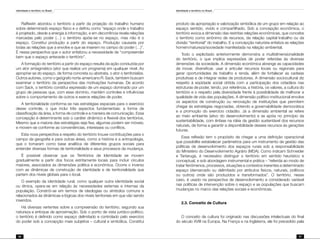 Identidade e território no Brasil
56
Identidade e território no Brasil
57
Raffestin abordou o território a partir da projeção do trabalho humano
sobre determinado espaço físico e o definiu como “espaço onde o trabalho
é projetado, desde a energia à informação, e em decorrência revela relações
marcadas pelo poder (…) o território apóia-se no espaço, mas não é o
espaço. Constitui produção a partir do espaço. Produção causada por
todas as relações que a envolve e que se inserem no campo do poder (…)”.
É nessa perspectiva que o autor enfatizou a necessidade de “compreender
bem que o espaço antecede o território”.
A formação do território a partir do espaço resulta da ação conduzida por
um ator sintagmático (ator que realiza um programa) em qualquer nível. Ao
apropriar-se do espaço, de forma concreta ou abstrata, o ator o territorializa.
Outros autores, como o geógrafo norte-americano R. Sack, também buscam
examinar o território da perspectiva das motivações humanas. De acordo
com Sack, o território constitui expressão de um espaço dominado por um
grupo de pessoas que, com esse domínio, mantém controles e influências
sobre o comportamento de outros e exerce relações de poder.
A territorialidade conforma-se nas estratégias espaciais para o exercício
desse controle, o que inclui três aspectos fundamentais: a forma de
classificação da área, a forma de controle e a maneira de comunicação. Essa
concepção é determinante sob o caráter dinâmico e flexível dos territórios.
Mesmo que a maioria das estratégias seja fixa, algumas podem ser móveis;
e movem-se conforme as conveniências, interesses ou conflitos.
Esta nova perspectiva a respeito do território trouxe contribuições para o
campo da geografia e para outras áreas, como a história e a antropologia,
que o tomaram como base analítica de diferentes grupos sociais para
entender diversas formas de territorialidade e seus processos da mudança.
É possível observar que os Territórios de Identidade se movem
gradualmente a partir dos focos estritamente locais para incluir círculos
maiores, associados às dimensões política e econômica. Ocorre o inverso
com as dinâmicas de construção de identidade e de territorialidade que
partem dos níveis globais para o local.
O exemplo da identidade rural, como qualquer outra identidade social
ou étnica, opera-se em relação às necessidades externas e internas da
população. Constrói-se em termos de ideologias ou símbolos comuns e
relacionados às dinâmicas e lógicas dos níveis territoriais em que vão sendo
inseridos.
Há diversas vertentes sobre a compreensão do território, segundo sua
natureza e enfoque de aproximação. Sob o ponto de vista jurídico-político,
o território é definido como espaço delimitado e controlado pelo exercício
do poder sob a concepção mais subjetiva – cultural e simbólica. Constitui
produto da apropriação e valorização simbólica de um grupo em relação ao
espaço sentido, vivido e compartilhado. Sob a concepção econômica, o
território evoca a dimensão das restritas relações econômicas, que concebe
o território como sinônimo de recursos, da relação capital-trabalho ou da
divisão “territorial” do trabalho. E a concepção naturista enfatiza as relações
homem/natureza/sociedade manifestada na relação ambiental.
Todo o explicitado anteriormente demonstra a multidimensionalidade
do território, o que implica expressões de poder referidas às diversas
dimensões da sociedade. A dimensão econômica abrange as capacidades
de inovar, diversificar, usar e articular recursos locais ou regionais para
gerar oportunidades de trabalho e renda, além de fortalecer as cadeias
produtivas e de integrar redes de produtores. A dimensão sociocultural diz
respeito à eqüidade social obtida com a participação dos cidadãos nas
estruturas de poder, tendo, por referência, a história, os valores, a cultura do
território e o respeito pela diversidade frente à possibilidade de melhorar a
qualidade de vida das populações. A dimensão político-institucional envolve
os aspectos de construção ou renovação de instituições que permitem
chegar às estratégias negociadas, obtendo a governabilidade democrática
e a promoção do exercício cidadão. Já a dimensão ambiental se refere
ao meio ambiente (ativo do desenvolvimento) e se apóia no princípio da
sustentabilidade, com ênfase na idéia da gestão sustentável dos recursos
naturais, de forma a garantir a disponibilidade desses recursos às gerações
futuras.
Essa reflexão tem o propósito de chegar a uma definição operacional
que possibilite estabelecer parâmetros para um instrumento de gestão das
políticas de desenvolvimento dos espaços rurais sob a responsabilidade
do Ministério do Desenvolvimento Agrário (MDA). Como indicam Schneider
e Tartaruga, é necessário distinguir o território em sentido heurístico e
conceptual, e sob abordagem instrumental e prática – “referida ao modo de
tratar fenômenos, processos, situações e contextos inerentes a determinado
espaço (demarcado ou delimitado por atributos físicos, naturais, políticos
ou outros) onde são produzidos e transformados”. O território, nesse
caso, é usado na perspectiva de desenvolvimento e considerado variável
nas políticas de intervenção sobre o espaço e as populações que buscam
mudanças no marco das relações sociais e econômicas.
2.3. Conceito de Cultura
O conceito de cultura foi originado nas discussões intelectuais do final
do século XVIII na Europa. Na França e na Inglaterra, ele foi precedido pela
 