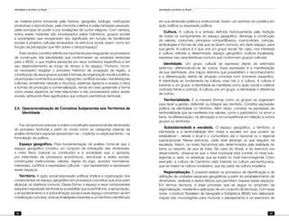 Identidade e território no Brasil
62
Identidade e território no Brasil
63
da matéria-prima fornecida pela história, geografia, biologia, instituições
produtivas e reprodutivas, pela memória coletiva e pelas fantasias pessoais,
pelas pompas do poder e por revelações de cunho religioso. Com certeza,
todos esses materiais são processados pelos indivíduos, grupos sociais
e sociedades que reorganizam seu significado em função de tendências
sociais e projetos culturais enraizados na estrutura social, assim como em
função da percepção que têm sobre o tempo/espaço”.
Este cenário constitui referência importante para resguardar os processos
de construção das identidades que conformariam as unidades territoriais
para o MDA, o que implica pensá-las em seus contextos específicos e em
seu desenvolvimento ao longo do tempo e do espaço. Portanto, torna-
se necessário resgatar o processo histórico de ocupação da região, a
constituição de seus grupos sociais e formas de organização social e política,
os principais movimentos sociais, migrações, conflitos sociais, manifestações
culturais, ambientes naturais e recursos, sistemas agrários e acesso a terra
e formas de produção e comercialização, tendo em vista apreender a forma
como esses aspectos se inter-relacionam e são processados pelos atores
sociais, atribuindo-lhes significados que indicam pertinência territorial.
2.5.	Operacionalização de Conceitos Subjacentes aos Territórios de
Identidade
Faz-se oportuno precisar a ordem conceitual e operacional das dimensões
do processo territorial a partir do modo como as categorias básicas da
análise territorial e espacial apresentam-se – implícita ou explicitamente – na
formulação da política.
Espaço geográfico. Para fundamentação da análise, toma-se que o
espaço geográfico constitui um conjunto de interações das dimensões:
o meio físico (natural ou construído) e a sociedade que o apropria,
por intermédio de processos econômicos, estruturas e redes sociais,
construções institucionais, valores, regras do jogo, acordos normativos,
interesses, conflitos e expressões culturais – que representam e expressam
esses espaços.
Território. A ação social (expressão política) implica a organização dos
componentes do espaço geográfico em processos concretos que procuram
alcançar os objetivos comuns. Dessa forma, o espaço e seus componentes
adquirem expressão territorial ao possibilitar que a pertinência, a apropriação,
o empoderamento e a subordinação social a esse espaço convertam-se em
mobilização concreta, ante as finalidades inerentes a um território identificado
em sua dimensão política e institucional. Assim, um território se constitui em
ação política ou expressão política.
Cultura. A cultura é a síntese definida historicamente pela tradição
de todos os componentes do espaço geográfico. Abrange a construção
de valores, costumes, princípios compartilhados, cosmovisões, crenças,
simbologias e formas de vida que se fazem comuns, em dado espaço, para
sua gente. A cultura é o que une um grupo social. No caso, nos interessa
a cultura referida a determinado espaço geográfico (cultura localizada),
expressa nas características comuns que conformam grupos culturais.
Identidade. Um grupo cultural se expressa diante de estímulos
externos, diferenciando-se de outros. Essa expressão é a manifestação
de sua identidade, dos traços distintos que possibilitam o reconhecimento
e a diferenciação diante de situação concreta num momento específico.
A identidade se fundamenta na cultura, mas não é a cultura. A cultura é
inerente a um grupo; a identidade se manifesta como ação social e coletiva
concreta frente a outro(s). A cultura une um grupo; a identidade o diferencia
de outros.
Territorialidade. É a maneira (forma) como os grupos se organizam
para fazer a gestão, defender ou integrar seu território. Constitui expressão
política da identidade no território. Além disso, consiste na expressão da
territorialidade que se manifesta nos valores, como o patriotismo, no amor a
terra, na diferenciação, na afirmação e na competência em relação a outros
grupos ou territórios.
Subsidiariedade e escalada. O espaço geográfico, o território, a
identidade e a territorialidade têm níveis e escalas em que podem se
estabelecer – desde o local e o comunitário até o nacional ou o regional
supranacional. Nessa estrutura, cada nível abrange os que seguem na
escalada. Assim, os níveis (tamanhos) são determinados pela realidade do
tema ou assunto de que se trata. No caso do Brasil, e do exercício ora
desenvolvido, observa-se que o nível municipal está contido no nível sub-
regional; e, este, no estadual, que se insere no nível macrorregional. Outro
exemplo: a cultura de Carotinho está inserida na cultura pernambucana,
que se insere na cultura nordestina, que faz parte da cultura brasileira.
Regionalização. É possível realizar os processos de identificação e de
definição de unidades espaciais geográficas a partir do estabelecimento de
dimensões, variáveis e dados fáticos que permitam mapear esses espaços.
Em termos técnicos, é esse processo que se segue no propósito da
regionalização, mediante a aplicação de um conjunto de técnicas. Com esse
norte, o Instituto Brasileiro de Geografia e Estatística (IBGE) tem elaborado
mapas das microrregiões para municiar o planejamento e os exercícios de
 