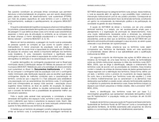 Identidade e território no Brasil
76
Identidade e território no Brasil
77
Tais quesitos constituem as principais linhas conceituais que permitem
estruturar a instrumentalização do programa, que vem sendo desenvolvido
pelos planos territoriais de desenvolvimento rural sustentável (PTDRS),
por meio de projetos específicos de cada território e com o sistema de
acompanhamento, avaliação e aperfeiçoamento do programa (MDA/SDT
nº 2).
Enquantoadensidadedemográficanosespaçosurbanosemetropolitanos
for prioritária, a baixa densidade demográfica do universo rural terá visibilidade
de paisagem (“o que define as áreas rurais como tal são suas características
espaciais: o menor grau de articulação no ambiente, ao se comparar com
as áreas urbanas; a menor densidade populacional e o maior peso dos
fatores naturais” – conforme MDA/SDT, id. ib. IV).
Mesmo em termos abstratos, a paisagem do mundo rural se sobressalta
as pessoas quando se compara ao que ocorre no quadro urbano e
metropolitano. A menor proporção da população rural em relação à
população total não pode minar a capacidade do contingente de 50 milhões
de pessoas do universo rural, devido à importante definição dos territórios
rurais brasileiros. É, pois, necessário reconhecer o significado desse
contingente rural no que se refere à capacidade de conferir poder à variável
demográfica na definição e na caracterização dos territórios rurais.
O padrão demográfico do contingente populacional rural no Brasil está
minimizado devido à distribuição desses 50 milhões de pessoas em 4.500
municípios (MDA/SDT. Referências para uma estratégia de desenvolvimento
rural sustentável no Brasil. In: Documentos Institucionais, n° 1, 2005).
Ao se comparar o contingente total da população rural com o contingente
médio minimizado pela distribuição espacial, para se escolher qual desses
contingentes dispõe de melhores condições para a caracterização do
território, conclui-se que o segundo é o mais adequado para estabelecer
uma associação com as características dos territórios rurais. O contingente
total rural corresponderia ao espaço total nacional – associação pouco
sugestiva nessa instância, ao levar ao padrão de ocupação do espaço
nacional, em especial nas esferas ou escalas subnacionais (escalas em
que o conceito de território tem a possibilidade de apresentar melhor uso
conceitual e operativo).
Feita a opção pela variável mais apropriada, e constatada a baixa
densidade demográfica dos espaços rurais, aumenta o peso da paisagem
como o elemento que marca e caracteriza os espaços rurais. Assim, falar
de territórios rurais é confirmar o que já se havia avançado anteriormente,
quando foi feita referência aos territórios de paisagem.
À medida que um território de paisagem constitui categoria de expressão
similar ao território rural, é compreensível que a abordagem territorial da
SDT/MDA desemboque na categoria território rural, porque, nessa instância,
o rural se expande além do agrícola, o que possibilita maior cobertura à
intervenção institucional em prol do seu público prioritário. Corresponde ao
abandono da dimensão setorial em favor da dimensão territorial, constituindo
um ganho na compreensão da intervenção pública e da participação da
sociedade na gestão de seus interesses.
A opção do SDT/MDA de refutar o município, por ser uma unidade
territorial restritiva, e o estado, por ser excessivamente amplo para o
planejamento e a organização da promoção do desenvolvimento, inclui
uma noção relativamente necessária sobre a dimensão (ou extensão)
espacial dos territórios rurais. Assim, à luz do argumento e de informações
precedentes, pode-se dizer que os territórios rurais da SDT/MDA têm por
elemento estruturante principal a paisagem e seus recursos, ao serem quase
uniescalar e sua dimensão ser supramunicipal.
A partir dessa síntese, propõe-se que os territórios rurais sejam
comparados aos Territórios de Identidade, tendo em vista aprofundar
a compreensão desses últimos e sua aplicabilidade para a qualificação
institucional do MDA.
Um segundo conjunto de informações das ações do MDA refere-se à
iniciativa da formação de uma base técnica na esfera da territorialidade
sobre seu âmbito institucional, expressa no Atlas dos territórios rurais (SDT/
MDA, 2004), que se dirige à identificação, seleção e ordenamento dos
territórios rurais de acordo com as prioridades do ministério. Essa iniciativa
contém o trabalho da síntese de diversas bases de dados apresentados em
mapas regionais com a delimitação dos territórios. Dessa forma, define, por
um lado, o território como o produto do cruzamento de mapas regionais.
De outro, leva a reconhecer que “territórios rurais são aqueles [...] onde
os critérios multidimensionais que os caracterizam e os elementos mais
destacados que facilitam a coesão social, cultural e territorial estão explícitos
ou implícitos no predomínio de elementos rurais. Esses territórios incluem os
espaços que incluem pequenas e médias cidades, vilas e povoados” (SDT/
MDA, 2004).
Assim, a identificação dos territórios rurais tem por base “[...]
microrregiões geográficas que apresentam densidade demográfica menor
que 80 habitantes/km2
e população média por município de até 50.000
habitantes”.
AseleçãodeterritóriosruraisparaaaçãodoProgramadeDesenvolvimento
Sustentável de Territórios Rurais da SDT leva em conta a concentração de
agricultores familiares, de famílias assentadas pelo programas de reforma
agrária e a concentração de famílias de trabalhadores assentados.
 