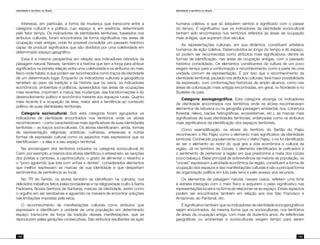 Identidade e território no Brasil
132
Identidade e território no Brasil
133
Interessa, em particular, a forma da mudança que transcorre entre a
categoria cultural e a política, cujo espaço é, em essência, determinado
pelo fator tempo. Os indicadores de identidades territoriais, baseados nos
atributos culturais, foram encontrados de forma significativa nas áreas de
ocupação mais antigas, onde foi possível consolidar um passado histórico
capaz de produzir significados que são divididos por uma coletividade em
determinado espaço geográfico.
Essa é a mesma perspectiva em relação aos indicadores retirados da
paisagem natural. Nesses, também é a história que tem a força para atribuir
significados na estreita relação entre uma coletividade e os atributos do meio
físico onde habita, e que podem ser reconhecidos como traços de identidade
de um determinado lugar. Enquanto os indicadores culturais e geográficos
remetem ao peso da tradição e da história que os cerca, os indicadores
econômicos, ambientais e políticos, apreendidos nas áreas de ocupações
mais recentes, imprimem a marca das mudanças, das transformações e do
desenvolvimento político e econômico inerente aos espaços rurais. Quanto
mais recente é a ocupação da área, maior será a tendência ao conteúdo
político de suas identidades territoriais.
Categoria sociocultural. Sob esta categoria foram agrupados os
indicadores de identidade encontrados nos territórios onde os atores
reconheceram – como características mais significativas de suas identidades
territoriais – os traços socioculturais. Os atores identificaram, ainda, formas
de representação religiosas, artísticas, culinárias, artesanais e outras
formas de expressão cultural como os aspectos mais expressivos que os
identificavam – a eles e a seu espaço territorial.
Na amostragem dos territórios incluídos na categoria sociocultural do
Cariri, por exemplo, a maioria dos atores identificou o artesanato, as canções
dos poetas e cantores, a caprinocultura, o gosto de alimentar o rebanho e
o “povo aguerrido que luta com unhas e dentes”, considerados elementos
que melhor expressam as marcas de sua identidade e que despertam
sentimentos de pertinência ao local.
No TR do Seridó, os atores também se identificam na culinária, nos
delicados trabalhos feitos pelas bordadeiras e na religiosidade (culto à Santa
Padroeira, Nossa Senhora de Santana), marcas da identidade, assim como
o orgulho em ser seridoense e aguerrido na maneira de encontrar soluções
nas limitações impostas pela seca.
O reconhecimento de manifestações culturais como atributos que
expressam e identificam a unidade de uma população em determinado
espaço transcorre da força da tradição dessas manifestações, que se
reproduzem pelas gerações consecutivas. São atributos resultantes da ação
humana coletiva, e que só adquirem sentido e significado com o passar
do tempo. É significativo que os indicadores da identidade sociocultural
tenham sido encontrados nos territórios referidos às áreas de ocupação
mais antigas, que superam dois séculos.
As representações culturais, em sua dinâmica, constituem artefatos
humanos de ação coletiva. Desenvolvidos ao longo do tempo e do espaço,
só podem ser reconhecidas como atributos mais significativos, dentre as
formas de identificação, nas áreas de ocupação antigas, com o passado
histórico consolidado. Os elementos constituintes da cultura de um povo
exigem tempo para a conformação e reconhecimento como a parte de uma
unidade comum de representação. É por isso que o reconhecimento da
identidade territorial, pautado nos atributos culturais, terá maior possibilidade
de expressão, com conformações históricas de amplo alcance, como nas
áreas de colonização mais antigas encontradas, em geral, no Nordeste e no
Sudeste do país.
Categoria sociogeográfica. Esta categoria abrange os indicadores
de identidade encontrados nos territórios onde os atores reconheceram
elementos da natureza ou na geografia (paisagem ambiental, rios, cobertura
florestal, relevo, bacias hidrográficas, ecossistemas, etc.), as marcas mais
significativas de suas identidades territoriais, enfatizadas como os atributos
mais significativos da identificação dos espaços territoriais.
Como exemplificação, os atores do território do Sertão do Pajeú
reconhecem o Rio Pajeú como o elemento mais significativo da identidade
territorial. Conhecido popularmente como o Velho Pajeú, o rio foi identificado
ao ser o elemento ao redor do qual gira a vida econômica e cultural da
região. Já no território de Cocais, o elemento identificador (e unificador) é
o sentimento de pertencer à região em que predomina a mata dos cocais
(coco babaçu). Base principal da sobrevivência da maioria da população, os
“cocais” expressam a atividade econômica da região, constituem a forma de
ocupação dos espaços e das manifestações culturais e são a principal forma
de organização política em luta pela terra e pelo acesso aos recursos.
Os elementos da paisagem natural, nesses casos, refletem uma forte
e estreita interação com o meio físico e adquirem o peso significativo nas
representações locais e na forma de relacionar-se ao espaço. Esses aspectos
podem ser encontrados também em relação aos rios São Francisco e
Amazonas, ao Pantanal, etc.
É significativo também que os indicadores de identidade sociogeográficos
sejam encontrados, da mesma forma que os socioculturais, nos territórios
de áreas da ocupação antiga, com mais de duzentos anos. As referências
geográficas ou ambientais e socioculturais exigem tempo para serem
 