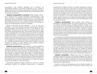 Identidade e território no Brasil
134
Identidade e território no Brasil
135
processadas e para configurar significados que se destacam nas
representações coletivas e nas formas de relacionar-se com o espaço. É
preciso tempo para que a história possa imprimir os significados em algum
elemento do meio físico e fazer desta representação a mais expressiva forma
de ocupação dos espaços.
Categoria sociogeográfica e econômica. Nesta categoria, inserem-
se os territórios onde os atores reconhecem simultaneamente o meio
físico, a geografia e as atividades econômicas como as expressões mais
significativas de suas identidades territoriais. Casos em que os elementos
da paisagem ambiental, como rios, cobertura florestal, ecossistemas, etc.,
foram associados às formas de produção econômica para distinguir os
atributos mais significativos que marcam a identidade.
Marcas reconhecidas de forma alternada – um rio ou uma bacia
hidrográfica –, como nas atividades produtivas, particularmente, significam
alta produtividade (maior produtor de pinha ou de cebola) ou outra
qualificação. Embora os atores reconheçam na atividade econômica parte
dos atributos da identidade que foram historicamente dominantes na região
e parte na geografia física, os territórios rurais se encontram em áreas de
ocupação intermediária – entre as mais antigas (200 anos) e as mais recentes
(menos de 50 anos) –, em um período iniciado há menos de um século.
Dessa forma, os territórios se situam em uma transição em que a geografia,
embora destacada conformação espacial, não teve tempo suficiente para
ser consolidada como um atributo expressivo da unidade territorial. Por sua
vez, a atividade econômica dominante, apesar de ter moldado a forma de
ocupação dos espaços na região, enfrenta crises sucessivas, perdendo
espaços para outros setores como a silvicultura.
Categoria socioeconômica. Nesta categoria, os atores identificaram
– como o que há de mais significativo nas identidades territoriais – as
atividades econômicas dominantes. Como exemplo, territórios encontrados
em diversas regiões do país: Litoral Sul do Estado da Bahia, o Norte
Fluminense (RJ), o Oeste Catarinense (SC) e Águas Emendadas (este inclui
três unidades da Federação: Goiás, Minas Gerais e o Distrito Federal e
entorno). Nesses territórios, as expressões de identidade foram atribuídas
às atividades produtivas dominantes que moldaram a forma de ocupação da
terra e determinaram o ritmo do desenvolvimento econômico e social, como
nos exemplos da economia da cana-de-açúcar, do cacau, das cadeias
produtivas, do petróleo ou, ainda, da borracha.
Característica significativa desses territórios é o fato de os atores
expressaram atributos da identidade socioeconômica à localização,
notadamente em relação às áreas de ocupação relativamente recentes,
com menos de um século. Em muitos casos, a ocupação vinda do exterior
poderia ter ocorrido em períodos anteriores, mas, devido a pouca expressão,
só a partir do século XIX tornaram-se mais intensas e efetivas. Com isso,
conformaram a paisagem socioeconômica que se reproduz na atualidade. Os
territórios reconhecidos como do café, do cacau ou das cadeias produtivas
do leite, da avicultura ou suinocultura refletem essa perspectiva. Nessas
regiões, apenas a economia ou os sistemas produtivos tiveram tempo hábil
para consolidar os atributos que imprimem marcas de identificação coletiva
nos espaços territoriais.
Categoria socioambiental. Nesta categoria, estão incluídos os
indicadores de identidade referidos aos espaços criados para as unidades
de proteção ambiental (parques, estações ecológicas, florestas, etc.),
caso do território do Vale do Ribeira, localidades em que essas marcas
de identidade foram reconhecidas. Essas unidades configuram extensões
territoriais que se amoldaram a partir da criação de um conjunto de unidades
de conservação, com força que tende a impor ritmo na forma de ocupação,
nas preocupações e discussões das instituições e nas formas de articulação
da política local. O discurso ambiental passa a ocupar espaço significativo
nas formas de representação.
Os processos de criação das unidades de proteção ambiental constituem
forças importantes impressas nas representações das identidades territoriais.
Eles são fenômenos recentes que têm ocorrido especialmente nas últimas
quatro décadas, com a intensificação das políticas ambientais e de criação
de reservas ecológicas no país. Observa-se a tendência de ocorrer nas áreas
caracterizadaspelaeconomiacentradahistoricamentenapequenaprodução
ou em outras atividades do baixo impacto ambiental que se reproduziram
à margem do desenvolvimento econômico. Isso resulta em extensas áreas
naturais preservadas que foram transformadas em unidades de proteção
ambiental. Na maioria das vezes, essas unidades levam à criação de uma
identidade externa à maneira local por razões alheias à população e que só
são efetivadas à medida que é reconhecida e adotada pelos atores locais.
Categoria sociopolítica. Categoria que inclui os indicadores de
identidade territorial encontrados nos territórios localizados em áreas de
ocupação recentes, a exemplo do Sudeste Paraense (PA) e Cantuguiriguaçu
(PR), locais onde os atores reconheceram os movimentos sociais e as
formas de organização social em luta pela terra como as mais significativas
expressões da unidade territorial.
Embora o território de Cantuguiriguaçu exiba um passado histórico de
ocupação que se estende ao início do século XX, houve um reforço em
 