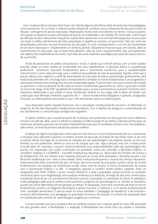 Legislação
188 Material Digital Editora solução®
PROFESSOR
Secretaria da Educação do Estado de São Paulo
Educação Básica II - PEB II
Resolução SE 52, de 14/08/2013
Uma mudança dessa natureza deve trazer, sem dúvida alguma, benefícios tanto do ponto de vista pedagógico
como econômico. Por um lado, o sistema escolar deixará de contribuir para o rebaixamento da auto-estima de
elevado contingente de alunos reprovados. Reprovações muitas vezes reincidentes na mesma criança ou jovem,
com graves conseqüências para a formação da pessoa, do trabalhador e do cidadão. Por outro lado, a eliminação
da retenção escolar e decorrente redução da evasão deve representar uma sensível otimização dos recursos para
um maior e melhor atendimento de toda a população. A repetência constitui um pernicioso “ralo” por onde são
desperdiçados preciosos recursos financeiros da educação. O custo correspondente a um ano de escolaridade
de um aluno reprovado é simplesmente um dinheiro perdido. Desperdício financeiro que, sem dúvida, afeta os
investimentos em educação, seja na base física (prédios, salas de aula e equipamentos), seja, principalmente,
nos salários dos trabalhadores do ensino. Sem falar do custo material e psicológico por parte do próprio aluno e
de sua família.
Ainda da perspectiva de política educacional e social, é sabido que o Brasil precisa, com a maior rapidez
possível, elevar os níveis médios de escolaridade dos seus trabalhadores. A educação básica e a qualificação
profissional constituem requisitos fundamentais para o crescimento econômico, para a competitividade
internacional e, como meta principal, para a melhoria da qualidade de vida da população. Significa dizer que é
preciso alterar, com urgência, o perfil do desempenho da educação brasileira representado, graficamente, pela
tradicional pirâmide com uma larga base, correspondente à entrada no ensino fundamental, e um progressivo e
acentuado estreitamento ao longo dos anos de escolaridade regular. É preciso fazer com que o número de entrada
se aproxime o máximo possível do de saída no ensino fundamental, garantindo-se, assim, o princípio contido
no inciso I do artigo 3º da LDB: “igualdade de condições para o acesso e permanência na escola”. Somente assim
estaremos viabilizando o que dispõe a nossa Constituição Federal no seu artigo 208: O dever do Estado com
a educação será efetivado mediante a garantia de: I - ensino fundamental obrigatório e gratuito, assegurada,
inclusive, sua oferta gratuita para todos os que a ele não tiveram acesso na idade própria;
Essa disposição recebe respaldo financeiro com a vinculação constitucional de recursos e é reafirmada no
artigo 60, do Ato das disposições constitucionais transitórias, com o objetivo de assegurar a universalização de
seu atendimento e a remuneração condigna do magistério.
É sabido, também, que a escala temporal de mudanças mais profundas em educação tem como referência
mínima uma década. Aliás, essa é a referência utilizada na LDB no artigo 87 ao instituir a Década da Educação. As
mudanças, portanto, precisam ser iniciadas imediatamente para que os resultados venham a ser mais palpáveis,
pelo menos, ao final da primeira década do próximo milênio.
A adoção do regime de progressão continuada em ciclo único no ensino fundamental pode vir a representar
a inovação mais relevante e positiva na história recente da educação no Estado de São Paulo. Trata-se de uma
mudança radical. Em lugar de se procurar os culpados da não aprendizagem nos próprios alunos, ou em suas
famílias, ou nos professores, define-se uma via de solução que não seja a pessoal, mas sim a institucional.
A escola deve ser chamada a assumir institucionalmente suas responsabilidades pela não aprendizagem dos
alunos, em cooperação com outras instituições da sociedade, como, por exemplo, o Ministério Público, os
Conselhos Tutelares e o CONDECA - Conselho Estadual (ou Nacional, ou Municipal) dos Direitos da Criança e
do Adolescente. Por isso mesmo essa mudança precisará ser muito bem planejada e discutida quanto a sua
forma de implantação com toda a comunidade, tanto a educacional quanto a usuária dos serviços educativos.
Todos precisarão estar conscientes de que, no fundo, será uma revisão da concepção e prática atuais do ensino
fundamental e da avaliação do rendimento escolar nesse nível de ensino. O ensino fundamental, de acordo
com a Constituição Federal e a LDB, é obrigatório, gratuito e constitui direito público subjetivo. Deve ser
assegurado pelo Poder Público a quem cumpre oferecê-lo a toda a população, proporcionando as condições
necessárias para a sua integralização, sem qualquer embaraço ou obstáculo, ao longo de oito anos ininterruptos.
A avaliação deixa de ser um procedimento decisório quanto à aprovação ou reprovação do aluno. A avaliação é
o fato pedagógico pelo qual se verifica continuamente o progresso da aprendizagem e se decide, se necessário,
quanto aos meios alternativos de recuperação ou reforço. A reprovação, como vem ocorrendo até hoje no ensino
fundamental, constitui um flagrante desrespeito à pessoa humana, à cidadania e a um direito fundamental de
uma sociedade democrática. É preciso varrer da nossa realidade a “pedagogia da repetência” e da exclusão e
instaurar definitivamente uma pedagogia da promoção humana e da inclusão. O conceito de reprovação deve
ser substituído pelo conceito de aprendizagem progressiva e contínua.
Cumpre assinalar que essa mudança está em perfeita sintonia com o espírito geral da nova LDB assentado
em dois grandes eixos: a flexibilidade e a avaliação. A flexibilidade está muito clara nas amplas e ilimitadas
 