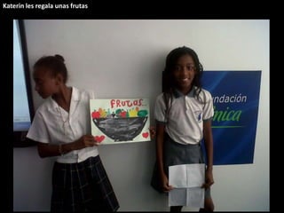Katerin les regala unas frutas