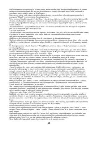 O primeiro movimento da menina foi recuar o cavalo; porém seu olhar tinha descoberto na página aberta do álbum a
paisagem recentemente pintada. Ela teve um pressentimento; e correu a vista rápida por seu talhe, verificando a
semelhança que do primeiro relance se lhe afigurava.
Era o mesmo roupão verde-escuro, o gracioso chapéu de castor cor de pérola, e as luvas de camurça amarela. A
estampa de “Edgard” completava a sua figura de amazona.
Nesse momento Ricardo, erguendo-se, descobriu o vulto da moça; ela corou reconhecendo a sua indiscrição; mas não
obstante, um olhar afouto interrogou o semblante do advogado, fitando-se alternadamente nele ou na paisagem
Ricardo cortejara polidamente a moça, mas com esse movimento chegou-se quanto pôde à janela, e disfarçadamente
ocultou o álbum.
- Estamos esperando a água que foram buscar! disse a voz maviosa de Guida, como uma desculpa, ou um pretexto
para sair da situação em que o acaso a colocara.
- Ah! com muito prazer.
Voltando o álbum com o movimento que lhe imprimira furtivamente o braço, Ricardo colocou-o fechado sobre a mesa
e recolheu-se ao interior para mandar trazer a água. Tudo isto foi executado de modo que se observaram as
delicadezas devidas a uma senhora.
Guida, apesar da curiosidade imensa que tinha de ver a aquarela, se afastara modestamente.
Molhou os lábios no copo d’água que lhe apresentou um dos cavaleiros; e lançando um último olhar à velha casa e às
velhas árvores que a rodeavam, partiu a todo galope. Debalde os companheiros de passeio se esforçaram por alcançá-
la.
No domingo seguinte, voltando Ricardo da “Vista Chinesa”, soltara as rédeas ao “Galgo” que esticava os músculos
em um galope ligeiro.
De repente o animal retraiu as orelhas finas e vivas; tinha ouvido o tropel de outro animal, que vinha atrás a alguma
distância, e também de galope. Pouco depois a estampa elegante de “Edgard” alongou-se pelo lado direito, e a Guida
passou rapidamente voltando-se para ver se o cavaleiro a seguia.
O “Galgo” aceitando o desafio que “Edgard” lhe tinha lançado na passagem, juntara para arrojar-se avante como uma
flecha; mas a mão firme do cavaleiro o sofreara, privando-o do prazer de dar uma lição ao fidalgo.
Era a quinta vez que Ricardo inesperadamente, por uma singular combinação do acaso, encontrava aquela moça. A
Tijuca não é muito extensa em verdade; mas oferece vários passeios e tem caminhos desencontrados. Entretanto, em
direções opostas, em horas diferentes, com intervalos desiguais, uma coincidência estranha aproximava os dois
desconhecidos.
- Se eu fosse algum dos muitos apaixonados que há de ter esta moça, dizia Ricardo consigo e continuando o seu
passeio, havia de empregar os maiores esforços para preparar estes encontros casuais; andaria de relógio na mão,
espiando a hora em que ela costuma sair de casa, estudando o programa habitual de suas excursões, a direção que
toma freqüentemente. E apesar de tudo isto, e das boas corridas que daria a cavalo, muitas vezes havia de perder o
meu tempo e a minha paciência. Entretanto eu, que já não possuo relógio, que tenho apenas uma metade de cavalo,
que saio de casa sem me lembrar de semelhante moça, não venho mais à Tijuca um só dia, que não a encontre uma e
duas vezes. Caprichos da fortuna!
O moço conjeturou que a mestra e o criado, comitiva habitual da filha do milionário, tinham ficado atrás, e talvez a
grande distância. A Guida naturalmente seria obrigada a esperá-los; e portanto teria ele um segundo encontro.
- Nada! pensou ele; e parou à sombra de uma árvore.
Mas a inglesa e o seu companheiro não apareciam; os minutos corriam; e Ricardo, surpreso, não sabia o que pensar,
repugnando-lhe admitir a possibilidade de andar a moça sozinha por aqueles sítios desertos. Teria decorrido um quarto
de hora quando ressoou do lado oposto o galope do cavalo.
- Querem ver que é ela que volta? Não há dúvida!
Era Guida com efeito; tendo passado o cavaleiro, estimulada pelo prazer vivo da equitação, arrependeu-se de haver
deixado tão distantes os seus companheiros. Resolveu esperá-los. Naturalmente o moço não tardaria a passar; aquele
encontro, num ermo, a incomodava; mas ela já o conhecia como um homem delicado; demais a mestra não podia estar
longe.
A demora inquietou-a. Temeu que alguma coisa houvesse sucedido a Mrs. Trowshy, e que então se achasse realmente
só naquela solidão. Já não era de Ricardo que se receava, mas do isolamento.
Por isso retrocedia de corrida a caminho percorrido.
Ricardo, apenas se persuadiu que era com efeito a moça, disparou a galope na direção da “Vista Chinesa”, a ver se
escapava a novo encontro. Chegando à “Mesa”, viu Mrs. Trowshy sentada ao lado do Sr. Daniel conversando com o
maior sossego.
O advogado passou como um raio, o que fez a inglesa fingir um desmaio, imaginando algum jovem salteador que a
vinha raptar. O Sr. Daniel assegurou-lhe que os salteadores da Tijuca, chamados quilombolas, furtavam bananas,
galinhas e outras coisas leves, mas não inglesas que pesassem dez quintais portugueses.
Nesse dia Ricardo chegou tarde para o almoço; mas livrou-se de segundo encontro.
VI
 