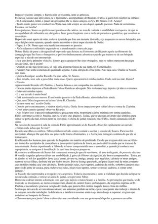 Impassível como sempre, o Barros nem se ressentiu, nem se apressou.
Foi nessa ocasião que aproximou-se o Guimarães, acompanhado de Ricardo e Fábio, a quem fora receber na entrada:
- Sr. Comendador, tenho o prazer de apresentar-lhe os meus amigos, os Srs. Dr. Nunes e Dr. Araújo!
- Tenho muito prazer em conhecê-los! Esta casa está sempre ao seu dispor, quando queiram. Nada de cerimônias.
Estamos em família!
Estas palavras, Soares as proferiu soerguendo-se da cadeira, no tom de cortesia e amabilidade corriqueira, de que na
sua qualidade de milionário era obrigado a fazer gasto freqüente com a turba de parasitas e gaudérios, que assaltam as
casas ricas.
Depois do usual aperto de mão, voltava à partida que fora um instante distraído, e já esquecera os novos hóspedes, em
cujas feições nem reparara, quando sentiu no ombro o doce toque da mão de Guida:
- Papai, é o Dr. Nunes que esta manhã encontramos no passeio.
- Ah! exclamou o milionário erguendo-se e abandonando a mesa do jogo.
Notara Guida de parte a desagradável impressão que deixara na fisionomia de Ricardo aquele acolhimento de
carregação que lhe fizera o banqueiro; e por isso indiretamente advertira o pai de que tratava-se de um hóspede
especial, e não de um intrometido.
- Eu é que devia primeiro visitá-lo, doutor, para agradecer-lhe seus obséquios; mas os velhos merecem desculpa
dessas faltas, não é assim?
- Quando as há; mas neste caso, só vejo uma extrema fineza da sua parte, Sr. Comendador.
- Perdão! Não tenho comenda de qualidade alguma; é uma intriga de certa gente. Não faça caso. Chame-se Soares,
sem mais.
- Queira desculpar, acudiu Ricardo. Eu não sabia, Sr. Soares.
- Sem dúvida, nem vale a pena falar mais nisso. Quero apresentá-lo à minha mulher. Onde está tua mãe, Guida?
- Na sala.
Apresentando Ricardo a D. Paulina, o Soares deixou-o em companhia das senhoras.
- Desceu muito depressa a Pedra Bonita? disse Guida ao advogado. Nós voltamos logo depois e já não o avistamos.
- Estavam à minha espera.
- E o seu cavalo é muito bom!
- Está acostumado aos morros. É um bonito passeio o da Pedra Bonita; não o tinha feito ainda.
- Que pena! Não chegarmos até acima! disse D. Clarinha.
- Iremos outra vez! acudiu Guida.
- Depois que o encontramos, o senhor não faz idéia, Guida ficou impaciente por voltar! disse a sonsa da Clarinha.
- O sol estava muito quente! observou Ricardo.
- Não foi por isso; o passeio tinha perdido a graça para mim, respondeu a altiva menina com serena candidez.
Fábio conversava com D. Paulina, que ria-se dos seus gracejos. Guida, que se afastara do grupo das senhoras para
sentar-se perto da mãe, tomou parte na conversa; e à hora do jantar estavam, ela e Fábio, muito camaradas um do
outro.
Na ocasião de passarem à sala da comida, Fábio aproximando-se de Ricardo, disse-lhe rapidamente ao ouvido:
- Então ainda achas que fiz mal?
Ricardo encolheu os ombros. Fábio o tinha resolvido contra vontade a aceitar o convite do Soares. Para isso foi
necessário afiançar-lhe que dera sua palavra de honra a Guimarães, e o fizera para esmagar a calúnia de que ele se
tornara eco.
Era Ricardo dos homens para que não há bagatelas em matéria de probidade. Desde que exigiam dele um sacrifício
em nome dos escrúpulos de consciência e do respeito à palavra de honra, era certo obtê-lo ainda que se tratasse de
uma ninharia. Assim exprobrando a Fábio de se haver comprometido sem o consultar, e quando já conhecia sua
repugnância, se resignou à humilhação de que bem desejava poupar-se.
O primeiro acolhimento de Soares foi como uma nomeação que ele recebesse, ali ante toda gente, de parasita da casa.
O sentido daquelas palavras feitas em amabilidade, à guisa de filhoses de algodão, ele bem o compreendeu: “Entra; eu
te admito no rol dos gaudérios desta casa; come, diverte-te, intriga; arranja teus negócios; caloteia os meus amigos;
namora nossas filhas; desfruta-me por todos modos. Dou-te licença para tudo, até para falares mal de mim; contanto
que mobilies minha casa com decência. Tenho grandes salas, ricos tapetes, cadeiras de estofo, soberbos jantares; mas
preciso de gente de casaca, para encher estas salas, pisar esses tapetes, sentar-se nessas cadeiras, e comer estes
jantares.”
A Ricardo não surpreendeu a recepção: ele a esperava. Todavia incomodou-o tanto a realidade que decidiu eclipsar-se
no meio da confusão, e retirar-se antes do jantar, sem prevenir Fábio.
Demoveu-o desse intento a distinção com que logo depois o tratou Soares e a família. As prevenções que trazia, se de
todo não se dissiparam, ao menos emudeceram, diante do caráter franco do banqueiro, da singeleza ingênua de D.
Paulina, e na natural e graciosa isenção de Guida, que parecia flor exótica naquele áureo clima do milhão.
Sentiu que deixara de ser um número de rol, um anônimo perdido na turba; e por conseguinte não tinha já o direito de
se escapar, sem dar satisfação. A delicadeza, e também o assomo ainda vago dum desejo a espontar, exigiam que
assistisse ao banquete do Soares.
- Chamam-nos para jantar! disse o dono da casa convidando com um gesto seus hóspedes a passarem ao salão.
 