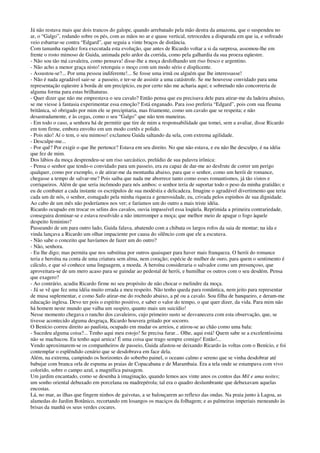 Já não restava mais que dois trancos do galope, quando arrebatado pela mão destra da amazona, que o suspendeu no
ar, o “Galgo”, rodando sobre os pés, com as mãos no ar e quase vertical, retrocedeu a disparada em que ia, e sofreado
veio esbarrar-se contra “Edgard”, que seguia a vinte braços de distância.
Com tamanha rapidez fora executada esta evolução, que antes de Ricardo voltar a si da surpresa, assomou-lhe em
frente o rosto mimoso de Guida, animada pelo ardor da corrida, como pela galhardia da sua proeza eqüestre.
- Não sou tão má cavaleira, como pensava! disse-lhe a moça desfolhando um riso fresco e argentino.
- Não acho a menor graça nisto! retorquiu o moço com um modo sério e displicente.
- Assustou-se?... Por uma pessoa indiferente!... Se fosse uma irmã ou alguém que lhe interessasse!
- Não é nada agradável sair-se a passeio, e ter-se de assistir a uma catástrofe. Se me houvesse convidado para uma
representação eqüestre à borda de um precipício, eu por certo não me acharia aqui; e sobretudo não concorreria de
alguma forma para estas brilhaturas.
- Quer dizer que não me emprestava o seu cavalo? Então pensa que eu precisava dele para atirar-me da ladeira abaixo,
se me viesse à fantasia experimentar essa emoção? Está enganado. Para isso preferia “Edgard”, pois com sua fleuma
britânica, só obrigado por mim ele se precipitaria, mas friamente, como um cavalo que se respeita; e não
desastradamente, e às cegas, como o seu “Galgo” que não tem maneiras.
- Em todo o caso, a senhora há de permitir que tire de mim a responsabilidade que tomei, sem a avaliar, disse Ricardo
em tom firme, embora envolto em um modo cortês e polido.
- Pois não! Aí o tem, o seu mimoso! exclamou Guida saltando da sela, com extrema agilidade.
- Desculpe-me...
- Por quê? Por exigir o que lhe pertence? Estava em seu direito. No que não estava, e eu não lhe desculpo, é na idéia
que fez de mim.
Dos lábios da moça desprendeu-se um riso sarcástico, prelúdio de sua palavra irônica:
- Pensa o senhor que tendo-o convidado para um passeio, era eu capaz de dar-me ao desfrute de correr um perigo
qualquer, como por exemplo, o de atirar-me da montanha abaixo, para que o senhor, como um herói de romance,
chegasse a tempo de salvar-me? Pois saiba que nada me aborrece tanto como esses romantismos, já tão vistos e
corriqueiros. Além de que seria incômodo para nós ambos: o senhor teria de suportar todo o peso da minha gratidão; e
eu de combater a cada instante os escrúpulos de sua modéstia e delicadeza. Imagine o agradável divertimento que teria
cada um de nós, o senhor, esmagado pela minha riqueza e generosidade, eu, crivada pelos espinhos de sua dignidade.
Ao cabo de um mês não poderíamos nos ver; e faríamos um do outro a mais triste idéia.
Ricardo ocupado em trocar os selins dos cavalos, ouvia impassível essa loqüela. Reprimida a primeira contrariedade,
conseguira dominar-se e estava resolvido a não interromper a moça; que melhor meio de apagar o fogo àquele
despeito feminino?
Passeando de um para outro lado, Guida falava, abatendo com a chibata os largos rofos da saia de montar; na ida e
vinda lançava a Ricardo um olhar impaciente por causa do silêncio com que ele a escutava.
- Não sabe o conceito que havíamos de fazer um do outro?
- Não, senhora.
- Eu lhe digo; mas permita que nos substitua por outros quaisquer para haver mais franqueza. O herói do romance
teria e heroína na conta de uma criatura sem alma, nem coração; espécie de mulher de ouro, para quem o sentimento é
cálculo, e que só conhece uma linguagem, a moeda. A heroína consideraria o salvador como um presunçoso, que
aproveitara-se de um mero acaso para se guindar ao pedestal de herói, e humilhar os outros com o seu desdém. Pensa
que exagero?
- Ao contrário, acudiu Ricardo firme no seu propósito de não chocar o melindre da moça.
- Já se vê que fez uma idéia muito errada a meu respeito. Não tenho queda para romântica, nem jeito para representar
de musa suplementar, e como Safo atirar-me do rochedo abaixo, a pé ou a cavalo. Sou filha de banqueiro, e deram-me
educação inglesa. Devo ter pois o espírito positivo, e saber o valor do tempo, o que quer dizer, da vida. Para mim não
há homem neste mundo que valha um suspiro, quanto mais um suicídio!
Nesse momento chegava o rancho dos cavaleiros, cujo primeiro susto se desvanecera com esta observação, que, se
tivesse acontecido alguma desgraça, Ricardo houvera gritado por socorro.
O Benício correu direito ao paulista, ocupado em mudar os arreios, e atirou-se ao chão como uma bala:
- Sucedeu alguma coisa?... Tenho aqui meu estojo! Se precisa furar... Olhe, aqui está! Quem sabe se a excelentíssima
não se machucou. Eu tenho aqui arnica! É uma coisa que trago sempre comigo! Então!...
Vendo aproximarem-se os companheiros de passeio, Guida afastou-se deixando Ricardo às voltas com o Benício, e foi
contemplar o esplêndido cenário que se desdobrava em face dela.
Além, na extrema, campindo os horizontes do soberbo painel, o oceano calmo e sereno que se vinha desdobrar até
babujar com branca orla de espuma as praias de Copacabana e de Marambaia. Era a tela onde se estampava com vivo
colorido, sobre o campo azul, a magnífica paisagem.
Um jardim encantado, como se desenha à imaginação, quando lemos aos vinte anos os contos das Mil e uma noites;
um sonho oriental debuxado em porcelana ou madrepérola; tal era o quadro deslumbrante que debuxavam aquelas
encostas.
Lá, no mar, as ilhas que fingem ninhos de gaivotas, a se balouçarem ao reflexo das ondas. Na praia junto à Lagoa, as
alamedas do Jardim Botânico, recortando em losangos os maciços da folhagem; e as palmeiras imperiais meneando às
brisas da manhã os seus verdes cocares.
 