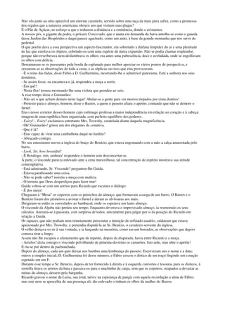 Não vês junto ao sítio aprazível um enorme caramelo, servido sobre uma taça da mais pura safira, como a promessa
dos regalos que a natureza americana oferece aos que visitam suas plagas?
É o Pão de Açúcar, no esforço a que o reduzem a distância e a eminência, donde o avistamos.
A nossos pés, o gigante da pedra, o prócero Corcovado, que o nauta em demanda da barra antolha-se como o guarda
desse Jardim das Hespérides e daqui parece agachado, como um anão, à base da grande montanha que nos serve de
pedestal.
O que porém dava a essa perspectiva um aspecto fascinador, era sobretudo a diáfana limpidez do ar e uma plenitude
de luz que estofava os objetos, cobrindo-os com uma espécie de áurea expansão. Não se podia chamar resplendor,
porque não reverberava nem deslumbrava os olhos; era antes uma pubescência, doce e aveludada, onde se engolfavam
os olhos com delícia.
Derramaram-se os passeantes pela borda da esplanada para melhor apreciar os vários pontos de perspectiva, e
cruzaram-se as observações de toda a casta, e as réplicas ou risos que elas provocavam.
- É o reino das fadas, disse Fábio a D. Guilhermina, mostrando-lhe o admirável panorama. Está a senhora nos seus
domínios.
- Se assim fosse, eu encantava-o já, respondeu a moça a sorrir.
- Em quê?
- Nesta flor! tornou mostrando-lhe uma violeta que prendeu ao seio.
A esse tempo dizia o Guimarães:
- Não sei o que acham demais neste lugar! Abalar-se a gente para ver morros trepados por cima doutros!
- Pretexto para o almoço, homem, disse o Bastos, a quem o passeio afiara o apetite; contando que não se demore o
farnel.
Era o nosso corretor desses homens cujo estômago professa a maior independência em relação ao coração e à cabeça:
imagem de uma república bem organizada, com perfeito equilíbrio dos poderes.
- Fairy!... Fairy! exclamava entretanto Mrs. Trowshy, estatelada diante daquela magnificência.
- Oh! Guimarães! gritou um dos elegantes da comitiva.
- Que é lá?
- Eras capaz de virar uma cambalhota daqui no Jardim?
- Abraçado contigo.
No seu entusiasmo travou a inglesa do braço do Benício, que estava engomando com a mão a calça amarrotada pelo
burro.
- Look, Sir, how beautiful!
- É Botafogo, sim, senhora! respondeu o homem sem desconcertar-se.
Á parte, o visconde parecia enlevado ante a cena maravilhosa; tal concentração de espírito mostrava sua atitude
contemplativa.
- Está admirando, Sr. Visconde? perguntou-lhe Guida.
- Estava parafusando uma coisa.
- Não se pode saber? insistiu a moça com malícia.
- O terreno que Deus desperdiçou para fazer mar!
Guida voltou-se com um sorriso para Ricardo que escutara o diálogo:
- É dos meus!
Chegaram à “Mesa” os copeiros com os petrechos do almoço, que formavam a carga de um burro. O Bastos e o
Benício foram dos primeiros a avistar o farnel e deram as alvíssaras aos mais.
Dirigiram-se então os convidados ao bambuzal, onde os esperava um lauto almoço.
O visconde da Aljuba não perdeu seu tempo. Enquanto devorava o improvisado almoço, ia resmoendo os seus
cálculos. Anexara-se à passeata, com surpresa de todos, unicamente para julgar por si da posição do Ricardo em
relação a Guida.
Os rapazes, que não podiam nem remotamente perscrutar a intenção do refinado usuário, cuidaram que estava
apaixonado por Mrs. Trowshy, e pretendia disputá-la ao Sr. Benício, o cavaleiro servente da inglesa.
O velho deixava-os rir à sua vontade, e ia lançando na memória, como em um borrador, as observações que depois
contava tirar a limpo.
Assim não lhe escapou o afastamento que de repente, depois da disparada, havia entre Ricardo e a moça.
- Arrufos! dizia consigo o visconde polvilhando de pimenta-do-reino os camarões. Isto arde, mas abre o apetite!
E ria-se por dentro da pachouchada.
Depois do almoço, cada um quis deixar nos bambus uma lembrança do passeio. Escreveram uns o nome e a data;
outros a simples inicial; D. Guilhermina foi desse número, e Fábio cercou o dístico de um traço fingindo um coração
espetado em um F.
Durante esse tempo o Sr. Benício, depois de ter fornecido à direita e à esquerda canivetes e tesouras para os dísticos, à
sorrelfa tirava os arreios da baia e passava-os para o machinho da carga, sem que os copeiros, ocupados a devastar as
ruínas do almoço, dessem pela barganha.
Ricardo gravou o nome da Luísa, sua irmã, talvez na esperança de pungir com aquela recordação a alma de Fábio;
mas este nem se apercebia de sua presença ali, tão enlevado o tinham os olhos da mulher do Barros.
 