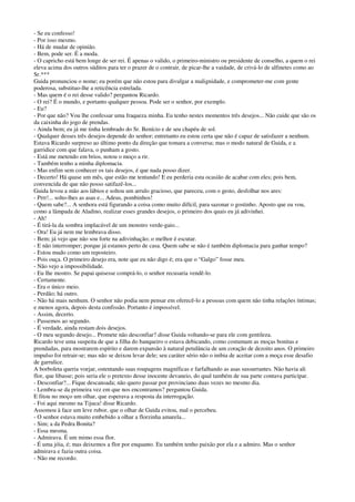 - Se eu confesso!
- Por isso mesmo.
- Há de mudar de opinião.
- Bem, pode ser. É a moda.
- O capricho está bem longe de ser rei. É apenas o valido, o primeiro-ministro ou presidente de conselho, a quem o rei
eleva acima dos outros súditos para ter o prazer de o contrair, de picar-lhe a vaidade, de crivá-lo de alfinetes como ao
Sr.***
Guida pronunciou o nome; eu porém que não estou para divulgar a malignidade, e comprometer-me com gente
poderosa, substituo-lhe a reticência estrelada.
- Mas quem é o rei desse valido? perguntou Ricardo.
- O rei? É o mundo, e portanto qualquer pessoa. Pode ser o senhor, por exemplo.
- Eu?
- Por que não? Vou lhe confessar uma fraqueza minha. Eu tenho nestes momentos três desejos... Não cuide que são os
da caixinha do jogo de prendas.
- Ainda bem; eu já me tinha lembrado do Sr. Benício e de seu chapéu de sol.
- Qualquer desses três desejos depende do senhor; entretanto eu estou certa que não é capaz de satisfazer a nenhum.
Estava Ricardo surpreso ao último ponto da direção que tomara a conversa; mas o modo natural de Guida, e a
garridice com que falava, o punham a gosto.
- Está me metendo em brios, notou o moço a rir.
- Também tenho a minha diplomacia.
- Mas enfim sem conhecer os tais desejos, é que nada posso dizer.
- Decerto! Há quase um mês, que estão me tentando! E eu perderia esta ocasião de acabar com eles; pois bem,
convencida de que não posso satifazê-los...
Guida levou a mão aos lábios e soltou um arrulo gracioso, que pareceu, com o gesto, desfolhar nos ares:
- Prrr!... solto-lhes as asas e... Adeus, pombinhos!
- Quem sabe?... A senhora está figurando a coisa como muito difícil, para sazonar o gostinho. Aposto que eu vou,
como a lâmpada de Aladino, realizar esses grandes desejos, o primeiro dos quais eu já adivinhei.
- Ah!
- É tirá-la da sombra implacável de um monstro verde-gaio...
- Ora! Eu já nem me lembrava disso.
- Bem; já vejo que não sou forte na adivinhação; o melhor é escutar.
- E não interromper; porque já estamos perto de casa. Quem sabe se não é também diplomacia para ganhar tempo?
- Estou mudo como um reposteiro.
- Pois ouça. O primeiro desejo era, note que eu não digo é; era que o “Galgo” fosse meu.
- Não vejo a impossibilidade.
- Eu lhe mostro. Se papai quisesse comprá-lo, o senhor recusaria vendê-lo.
- Certamente.
- Era o único meio.
- Perdão; há outro.
- Não há mais nenhum. O senhor não podia nem pensar em oferecê-lo a pessoas com quem não tinha relações íntimas;
e menos agora, depois desta confissão. Portanto é impossível.
- Assim, decerto.
- Passemos ao segundo.
- É verdade, ainda restam dois desejos.
- O meu segundo desejo... Promete não desconfiar? disse Guida voltando-se para ele com gentileza.
Ricardo teve uma suspeita de que a filha do banqueiro o estava debicando, como costumam as moças bonitas e
prendadas, para mostrarem espírito e darem expansão à natural petulância de um coração de dezoito anos. O primeiro
impulso foi retrair-se; mas não se deixou levar dele; seu caráter sério não o inibia de aceitar com a moça esse desafio
de garrulice.
A borboleta queria voejar, ostentando suas roupagens magníficas e farfalhando as asas sussurrantes. Não havia ali
flor, que libasse; pois seria ele o pretexto desse inocente devaneio, do qual também de sua parte contava participar.
- Desconfiar?... Fique descansada; não quero passar por provinciano duas vezes no mesmo dia.
- Lembra-se da primeira vez em que nos encontramos? perguntou Guida.
E fitou no moço um olhar, que esperava a resposta da interrogação.
- Foi aqui mesmo na Tijuca! disse Ricardo.
Assomou à face um leve rubor, que o olhar de Guida evitou, mal o percebeu.
- O senhor estava muito embebido a olhar a florzinha amarela...
- Sim; a da Pedra Bonita?
- Essa mesma.
- Admirava. É um mimo essa flor.
- É uma jóia, é; mas deixemos a flor por enquanto. Eu também tenho paixão por ela e a admiro. Mas o senhor
admirava e fazia outra coisa.
- Não me recordo.
 