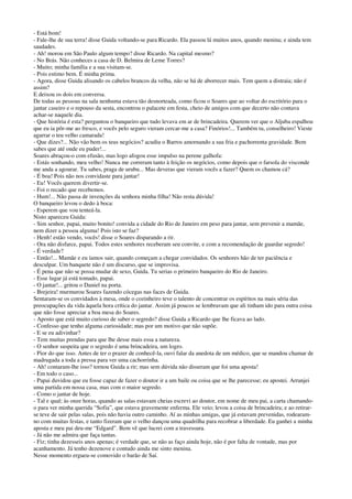 - Está bom!
- Fale-lhe de sua terra! disse Guida voltando-se para Ricardo. Ela passou lá muitos anos, quando menina; e ainda tem
saudades.
- Ah! morou em São Paulo algum tempo? disse Ricardo. Na capital mesmo?
- No Brás. Não conheces a casa de D. Belmira de Leme Torres?
- Muito; minha família e a sua visitam-se.
- Pois estimo bem. É minha prima.
- Agora, disse Guida alisando os cabelos brancos da velha, não se há de aborrecer mais. Tem quem a distraia; não é
assim?
E deixou os dois em conversa.
De todas as pessoas na sala nenhuma estava tão desnorteada, como ficou o Soares que ao voltar do escritório para o
jantar caseiro e o repouso da sesta, encontrou o palacete em festa, cheio de amigos com que decerto não contava
achar-se naquele dia.
- Que história é esta? perguntou o banqueiro que tudo levava em ar de brincadeira. Querem ver que o Aljuba espalhou
que eu ia pôr-me ao fresco, e vocês pelo seguro vieram cercar-me a casa? Finórios!... Também tu, conselheiro! Vieste
agarrar o teu velho camarada!
- Que dizes?... Não vão bem os teus negócios? acudiu o Barros amornando a sua fria e pachorrenta gravidade. Bem
sabes que até onde eu puder!...
Soares abraçou-o com efusão, mas logo afogou esse impulso na perene galhofa:
- Estás sonhando, meu velho! Nunca me correram tanto à feição os negócios, como depois que o farsola do visconde
me anda a agourar. Tu sabes, praga de urubu... Mas deveras que vieram vocês a fazer? Quem os chamou cá?
- É boa! Pois não nos convidaste para jantar!
- Eu! Vocês querem divertir-se.
- Foi o recado que recebemos.
- Hum!... Não passa de invenções da senhora minha filha! Não resta dúvida!
O banqueiro levou o dedo à boca:
- Esperem que vou tenteá-la.
Nisto apareceu Guida:
- Sim senhor, papai, muito bonito! convida a cidade do Rio de Janeiro em peso para jantar, sem prevenir a mamãe,
nem dizer a pessoa alguma! Pois isto se faz?
- Henh! estão vendo, vocês! disse o Soares disparando a rir.
- Ora não disfarce, papai. Todos estes senhores receberam seu convite, e com a recomendação de guardar segredo!
- É verdade?
- Então!... Mamãe e eu íamos sair, quando começam a chegar convidados. Os senhores hão de ter paciência e
desculpar. Um banquete não é um discurso, que se improvisa.
- É pena que não se possa mudar de sexo, Guida. Tu serias o primeiro banqueiro do Rio de Janeiro.
- Esse lugar já está tomado, papai.
- O jantar!... gritou o Daniel na porta.
- Brejeira! murmurou Soares fazendo cócegas nas faces de Guida.
Sentaram-se os convidados à mesa, onde o cozinheiro teve o talento de concentrar os espíritos na mais séria das
preocupações da vida àquela hora crítica do jantar. Assim já poucos se lembravam que ali tinham ido para outra coisa
que não fosse apreciar a boa mesa do Soares.
- Aposto que está muito curioso de saber o segredo? disse Guida a Ricardo que lhe ficava ao lado.
- Confesso que tenho alguma curiosidade; mas por um motivo que não supõe.
- E se eu adivinhar?
- Tem muitas prendas para que lhe desse mais essa a natureza.
- O senhor suspeita que o segredo é uma brincadeira, um logro.
- Pior do que isso. Antes de ter o prazer de conhecê-la, ouvi falar da anedota de um médico, que se mandou chamar de
madrugada a toda a pressa para ver uma cachorrinha.
- Ah! contaram-lhe isso? tornou Guida a rir; mas sem dúvida não disseram que foi uma aposta!
- Em todo o caso...
- Papai duvidou que eu fosse capaz de fazer o doutor ir a um baile ou coisa que se lhe parecesse; eu apostei. Arranjei
uma partida em nossa casa, mas com o maior segredo.
- Como o jantar de hoje.
- Tal e qual; às onze horas, quando as salas estavam cheias escrevi ao doutor, em nome de meu pai, a carta chamando-
o para ver minha querida “Sofia”, que estava gravemente enferma. Ele veio; levou a coisa de brincadeira; e ao retirar-
se teve de sair pelas salas, pois não havia outro caminho. Aí as minhas amigas, que já estavam prevenidas, rodearam-
no com muitas festas, e tanto fizeram que o velho dançou uma quadrilha para recobrar a liberdade. Eu ganhei a minha
aposta e meu pai deu-me “Edgard”. Bem vê que lucrei com a travessura.
- Já não me admira que faça tantas.
- Fiz; tinha dezesseis anos apenas; é verdade que, se não as faço ainda hoje, não é por falta de vontade, mas por
acanhamento. Já tenho dezenove e contudo ainda me sinto menina.
Nesse momento ergueu-se comovido o barão de Saí.
 