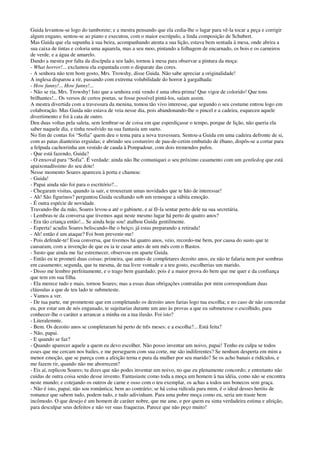 Guida levantou-se logo do tamborete; e a mestra pensando que ela cedia-lhe o lugar para vê-la tocar a peça e corrigir
algum engano, sentou-se ao piano e executou, com o maior escrúpulo, a linda composição de Schubert.
Mas Guida que ela supunha à sua beira, acompanhando atenta a sua lição, estava bem sentada à mesa, onde abrira a
sua caixa de tintas e coloria uma aquarela, mas a seu moo, pintando a folhagem de encarnado, os bois e os carneiros
de verde, e a água de amarelo.
Dando a mestra por falta da discípula a seu lado, tornou à mesa para observar a pintura da moça:
- What horror!... exclamou ela espantada com o disparate das cores.
- A senhora não tem bom gosto, Mrs. Trowshy, disse Guida. Não sabe apreciar a originalidade!
A inglesa disparou a rir, passando com extrema volubilidade do horror à gargalhada:
- How funny!... How funny!...
- Não se ria, Mrs. Trowshy! Isto que a senhora está vendo é uma obra-prima! Que vigor de colorido! Que tons
brilhantes!... Os versos de certos poetas, se fosse possível pintá-los, saíam assim.
A mestra divertida com a travessura da menina, tomou tão vivo interesse, que segundo o seu costume entrou logo em
colaboração. Mas Guida não estava de veia nesse dia, pois abandonando-lhe o pincel e a cadeira, esqueceu aquele
divertimento e foi à cata de outro.
Deu duas voltas pela saleta, sem lembrar-se de coisa em que esperdiçasse o tempo, porque de lição, não queria ela
saber naquele dia, e tinha resolvido na sua fantasia um sueto.
No fim de contas foi “Sofia” quem deu o tema para a nova travessura. Sentou-a Guida em uma cadeira defronte de si,
com as patas dianteiras erguidas; e abrindo seu costureiro de pau-de-cetim embutido de ébano, dispôs-se a cortar para
a felpuda cachorrinha um vestido de cauda à Pompadour, com dois tremendos pufos.
- Que está fazendo, Guida?
- O enxoval para “Sofia”. É verdade: ainda não lhe comuniquei o seu próximo casamento com um gentledog que está
apaixonadíssimo do seu dote!
Nesse momento Soares apareceu à porta e chamou:
- Guida!
- Papai ainda não foi para o escritório?...
- Chegaram visitas, quando ia sair, e trouxeram umas novidades que te hão de interessar!
- Ah! São figurinos? perguntou Guida ocultando sob um remoque a súbita emoção.
- É outra espécie de novidade.
Travando-lhe da mão, Soares levou-a até o gabinete, e aí fê-la sentar perto dele na sua secretária.
- Lembras-te da conversa que tivemos aqui neste mesmo lugar há perto de quatro anos?
- Era tão criança então!... Se ainda hoje sou! atalhou Guida gentilmente.
- Esperta! acudiu Soares beliscando-lhe o beiço; já estas preparando a retirada!
- Ah! então é um ataque? Foi bom prevenir-me!
- Pois defende-te! Essa conversa, que tivemos há quatro anos, veio, recordo-me bem, por causa do susto que te
causaram, com a invenção de que eu ia te casar antes de um mês com o Bastos.
- Susto que ainda me faz estremecer, observou em aparte Guida.
- Então eu te prometi duas coisas: primeira, que antes de completares dezoito anos, eu não te falaria nem por sombras
em casamento; segunda, que tu mesma, de tua livre vontade e a teu gosto, escolherias um marido.
- Disso me lembro perfeitamente, e o trago bem guardado; pois é a maior prova do bem que me quer e da confiança
que tem em sua filha.
- Ela merece tudo e mais, tornou Soares; mas a essas duas obrigações contraídas por mim correspondiam duas
cláusulas a que de teu lado te submeteste.
- Vamos a ver.
- De tua parte, me prometeste que em completando os dezoito anos farias logo tua escolha; e no caso de não concordar
eu, por estar um de nós enganado, te sujeitarias durante um ano às provas a que eu submetesse o escolhido, para
conhecer-lhe o caráter a arrancar a minha ou a tua ilusão. Foi isto?
- Literalemnte.
- Bem. Os dezoito anos se completaram há perto de três meses: e a escolha?... Está feita?
- Não, papai.
- E quando se faz?
- Quando aparecer aquele a quem eu devo escolher. Não posso inventar um noivo, papai! Tenho eu culpa se todos
esses que me cercam nos bailes, e me perseguem com sua corte, me são indiferentes? Se nenhum desperta em mim a
menor emoção, que se pareça com a afeição terna e pura da mulher por seu marido? Se os acho banais e ridículos, e
me fazem rir, quando não me aborrecem?
- Eis aí, replicou Soares; tu dizes que não podes inventar um noivo, no que eu plenamente concordo; e entretanto não
cuidas de outra coisa senão desse invento. Fantasiaste como toda a moça um homem à tua idéia, como não se encontra
neste mundo; e cotejando os outros de carne e osso com o teu exemplar, os achas a todos uns bonecos sem graça.
- Não é isto, papai; não sou romântica; bem ao contrário; se há coisa ridícula para mim, é o ideal desses heróis de
romance que sabem tudo, podem tudo, e tudo adivinham. Para uma pobre moça como eu, seria um traste bem
incômodo. O que desejo é um homem de caráter nobre, que me ame, e por quem eu sinta verdadeira estima e afeição,
para desculpar seus defeitos e não ver suas fraquezas. Parece que não peço muito!
 
