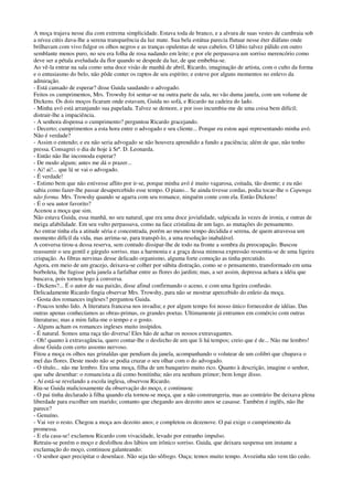 A moça trajava nesse dia com extrema simplicidade. Estava toda de branco, e a alvura de suas vestes de cambraia sob
a nívea cútis dava-lhe a serena transparência da luz mate. Sua bela estátua parecia flutuar nesse éter diáfano onde
brilhavam com vivo fulgor os olhos negros e as tranças opulentas de seus cabelos. O lábio talvez pálido em outro
semblante menos puro, no seu era folha de rosa nadando em leite; e por ele perpassava um sorriso merencório como
deve ser a pétala aveludada da flor quando se despede da luz, de que embebia-se.
Ao vê-la entrar na sala como uma doce visão de manhã de abril, Ricardo, imaginação de artista, com o culto da forma
e o entusiasmo do belo, não pôde conter os raptos de seu espírito; e esteve por alguns momentos no enlevo da
admiração.
- Está cansado de esperar? disse Guida saudando o advogado.
Feitos os cumprimentos, Mrs. Trowshy foi sentar-se na outra parte da sala, no vão duma janela, com um volume de
Dickens. Os dois moços ficaram onde estavam, Guida no sofá, e Ricardo na cadeira do lado.
- Minha avó está arranjando sua papelada. Talvez se demore, e por isso incumbiu-me de uma coisa bem difícil;
distrair-lhe a impaciência.
- A senhora dispensa o cumprimento? perguntou Ricardo gracejando.
- Decerto; cumprimentos a esta hora entre o advogado e seu cliente... Porque eu estou aqui representando minha avó.
Não é verdade?
- Assim o entendo; e eu não seria advogado se não houvera aprendido a fundo a paciência; além de que, não tenho
pressa. Consagrei o dia de hoje à Srª. D. Leonarda.
- Então não lhe incomoda esperar?
- De modo algum; antes me dá o prazer...
- Ai! ai!... que lá se vai o advogado.
- É verdade!
- Estimo bem que não estivesse aflito por ir-se, porque minha avó é muito vagarosa, coitada, tão doente; e eu não
sabia como fazer-lhe passar desapercebido esse tempo. O piano... Se ainda tivesse cordas, podia tocar-lhe o Capenga
não forma. Mrs. Trowshy quando se agarra com seu romance, ninguém conte com ela. Então Dickens!
- É o seu autor favorito?
Acenou a moça que sim.
Não estava Guida, essa manhã, no seu natural, que era uma doce jovialidade, salpicada às vezes de ironia, e outras de
meiga afabilidade. Em seu vulto perpassava, como na face cristalina de um lago, as mutações do pensamento.
Ao entrar tinha ela a atitude séria e concentrada, porém ao mesmo tempo decidida e serena, de quem atravessa um
momento difícil da vida, mas arrima-se, para transpô-lo, a uma resolução inabalável.
A conversa tirou-a dessa reserva, sem contudo dissipar-lhe de todo na fronte a sombra da preocupação. Buscou
reassumir o seu gentil e gárgulo sorriso, mas a harmonia e a graça dessa mimosa expressão ressentia-se de uma ligeira
crispação. As fibras nervinas desse delicado organismo, alguma forte comoção as tinha percutido.
Agora, em meio de um gracejo, deixava-se colher por súbita distração, como se o pensamento, transformado em uma
borboleta, lhe fugisse pela janela a farfalhar entre as flores do jardim; mas, a ser assim, depressa achara a idéia que
buscava, pois tornou logo à conversa.
- Dickens?... É o autor de sua paixão, disse afinal confirmando o aceno, e com uma ligeira confusão.
Delicadamente Ricardo fingia observar Mrs. Trowshy, para não se mostrar apercebido do enleio da moça.
- Gosta dos romances ingleses? perguntou Guida.
- Poucos tenho lido. A literatura francesa nos invadiu; e por algum tempo foi nosso único fornecedor de idéias. Das
outras apenas conhecíamos as obras-primas, os grandes poetas. Ultimamente já entramos em comércio com outras
literaturas; mas a mim falta-me o tempo e o gosto.
- Alguns acham os romances ingleses muito insípidos.
- É natural. Somos uma raça tão diversa! Eles hão de achar os nossos extravagantes.
- Oh! quanto à extravagância, quero contar-lhe o desfecho de um que li há tempos; creio que é de... Não me lembro!
disse Guida com certo assomo nervoso.
Fitou a moça os olhos nas grinaldas que pendiam da janela, acompanhando o volutear de um colibri que chupava o
mel das flores. Deste modo não se podia cruzar o seu olhar com o do advogado.
- O título... não me lembro. Era uma moça, filha de um banqueiro muito rico. Quanto à descrição, imagine o senhor,
que sabe desenhar: o romancista a dá como bonitinha; não era nenhum primor; bem longe disso.
- Aí está-se revelando a escola inglesa, observou Ricardo.
Riu-se Guida maliciosamente da observação do moço, e continuou:
- O pai tinha declarado à filha quando ela tornou-se moça, que a não constrangeria, mas ao contrário lhe deixava plena
liberdade para escolher um marido; contanto que chegando aos dezoito anos se casasse. Também é inglês, não lhe
parece?
- Genuíno.
- Vai ver o resto. Chegou a moça aos dezoito anos; e completou os dezenove. O pai exige o cumprimento da
promessa.
- E ela casa-se! exclamou Ricardo com vivacidade, levado por estranho impulso.
Retraiu-se porém o moço e desfolhou dos lábios um irônico sorriso. Guida, que deixara suspensa um instante a
exclamação do moço, continuou galanteando:
- O senhor quer precipitar o desenlace. Não seja tão sôfrego. Ouça; temos muito tempo. Avozinha não vem tão cedo.
 