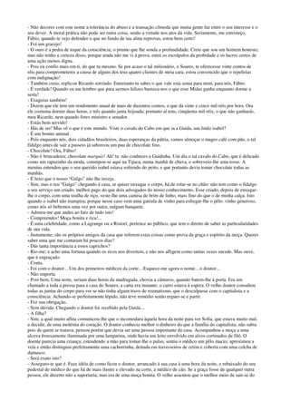 - Não decores com este nome a tolerância do abuso e a transação cômoda que muita gente faz entre o seu interesse e o
seu dever. A moral prática não pode ser outra coisa, senão a virtude nos atos da vida. Seriamente, me entristeço,
Fábio, quando te vejo defender o que no fundo de tua alma reprovas, estou bem certo!
- Foi um gracejo!
- O ouro é a pedra de toque da consciência; o prumo que lhe sonda a profundidade. Creio que sou um homem honesto;
mas não tenho a certeza disso, porque ainda não me vi à prova, entre os escrúpulos da probidade e os lucros certos de
uma ação menos digna.
- Pois eu confio mais em ti, do que tu mesmo. Se por acaso o tal milionário, o Soares, te oferecesse vinte contos de
réis para comprometeres a causa de alguns dos teus quatro clientes de meia cara, estou convencido que o repelirias
com indignação!
- Também creio, replicou Ricardo sorrindo. Entretanto tu sabes o que vale esta soma para mim, para nós, Fábio.
- É verdade! Quando eu me lembro que para sermos felizes bastava-nos o que esse Midas ganha enquanto dorme a
sesta!
- Exageras também!
- Dizem que ele tem um rendimento anual de mais de duzentos contos, o que dá vinte e cinco mil-réis por hora. Ora
ele costuma dormir duas horas, e três quando janta feijoada; portanto aí tens, cinqüenta mil-réis, o que não ganharás,
meu Ricardo, nem quando fores ministro e senador.
- Estás bem servido!
- Hás de ser! Mas vê o que é este mundo. Viste o cavalo do Cabo em que ia a Guida, um lindo isabel?
- É um bonito animal.
- Pois enquanto nós, dois cidadãos brasileiros, duas esperanças da pátria, vamos almoçar o magro café com pão, o tal
fidalgo antes de sair a passeio já saboreou um pau de chocolate fino.
- Chocolate? Ora, Fábio!
- Não é brincadeira; chocolate marquis! Ah! tu não conheces a Guidinha. Um dia o tal cavalo do Cabo, que é delicado
como um rapazinho da moda, constipou-se aqui na Tijuca, numa manhã de chuva, e sobreveio-lhe uma tosse. A
menina entendeu que o seu querido isabel estava sofrendo do peito, e que portanto devia tomar chocolate todas as
manhãs.
- É luxo que o nosso “Galgo” não lhe inveja.
- Sim, mas o teu “Galgo” chegando à casa, se quiser enxugar o corpo, há de rolar-se no chão: não tem como o fidalgo
a seu serviço um criado, melhor pago do que dois advogados do nosso conhecimento. Esse criado, depois de enxugar-
lhe o corpo, com uma toalha de riço, veste-lhe uma camisa de brim de linho, mais fino do que o de minha calça. Isto
quando o isabel não transpira; porque nesse caso vem uma garrafa de vinho para esfregar-lhe o pêlo: vinho generoso,
como nós só bebemos uma vez por outra, nalgum banquete.
- Admira-me que andes ao fato de tudo isto!
- Compreendes! Moça bonita e rica!...
- É uma celebridade, como a Lagrange ou a Ristori; pertence ao público, que tem o direito de saber as particularidades
de sua vida.
- Justamente; são os próprios amigos da casa que referem estas coisas como prova da graça e espírito da moça. Queres
saber uma que me contaram há poucos dias?
- Dás tanta importância a esses caprichos?
- Rio-me; e acho uma fortuna quando os ricos nos divertem, e não nos afligem como tantas vezes sucede. Mas ouve,
que é engraçado.
- Conta.
- Foi com o doutor... Um dos primeiros médicos da corte... Esquece-me agora o nome... o doutor...
- Não importa.
- Pois bem. Uma noite, seriam duas horas da madrugada, chovia a cântaros, quando batem-lhe à porta. Era um
chamado a toda a pressa para a casa do Soares; a carta era instante; o carro estava à espera. O velho doutor consultou
todas as juntas do corpo para ver se não tinha algum travo de reumatismo, que o desculpasse com o capitalista e a
consciência. Achando-se perfeitamente lépido, não teve remédio senão erguer-se e partir.
- Fez sua obrigação.
- Sem dúvida. Chegando o doutor foi recebido pela Guida...
- A filha?
- Sim; a qual muito aflita comunicou-lhe que o incomodara àquela hora da noite para ver Sofia, que estava muito mal,
a decidir, de uma moléstia do coração. O doutor conhecia melhor o dinheiro do que a família do capitalista; não sabia
pois de quem se tratava; pensou porém que devia ser uma pessoa importante da casa. Acompanhou a moça a uma
alcova frouxamente iluminada por uma lamparina, onde havia um leito envolvido em alvos cortinados de filó. O
doente parecia uma criança; estendendo a mão para tomar-lhe o pulso, sentiu o médico um pêlo macio; aproximou a
vela e então distinguiu perfeitamente uma cachorrinha, deitada em travesseiros de cetim e coberta com uma colcha de
damasco.
- Será exato isto?
- Asseguro-te que é. Faze idéia de como ficou o doutor, arrancado à sua casa à uma hora da noite, e rebaixado do seu
pedestal de médico do que há de mais ilustre e elevado na corte, a médico de cão. Se a graça fosse de qualquer outra
pessoa, ele decerto não a suportaria; mas era de uma moça bonita. O velho assentou que o melhor meio de sair-se do
 