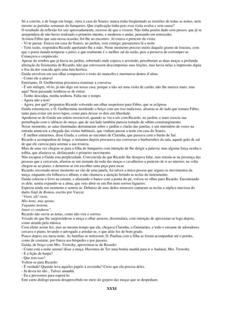 Só a convite, e de longe em longe, viera à casa do Soares; nunca tinha freqüentado as reuniões de todas as noites, nem
mesmo as partidas semanais do banqueiro. Que explicação tinha pois essa visita avulsa e sem causa?
O resultado da reflexão foi sair apressadamente, receoso de que o vissem. Não tinha porém dado cem passos, que já se
arrependera de não haver realizado o primeiro intento, e moderou o andar, pensando em retroceder.
Avistou Fábio que saía nessa ocasião; foi-lhe ao encontro. Aí estava o pretexto da visita.
- Vi-te passar. Estava em casa do Soares, no jardim; vem comigo; passaremos lá a noite.
- Tens razão, respondeu Ricardo apertando-lhe a mão. Neste momento preciso muito daquele gramo de loucura, com
que o poeta manda temperar o juízo; e que realmente é o melhor sal da razão, pois a preserva de corromper-se.
Começava o crepúsculo.
Apesar da sombra que já havia no jardim, sobretudo onde copava o arvoredo, perceberam as duas moças a profunda
alteração da fisionomia de Ricardo, não que estivessem descompostas suas feições, mas havia nelas a impressão digna
e fria da dor vencida após uma luta heróica.
Guida envolveu em seu olhar compassivo o rosto do mancebo e murmurou dentro d’alma:
- Como ele a amava!
Entretanto, D. Guilhermina procurava reanimar a conversa:
- É um milagre, vê-lo, já não digo em nossa casa, porque a não ser uma visita de cartão, não lhe merece mais; mas
aqui! Nem passando lembrou-se de entrar.
- Tenho desculpa, minha senhora. Falta-me o tempo.
- Agora não a tem!
- Agora, por quê? perguntou Ricardo volvendo um olhar suspeitoso para Fábio, que se eclipsou.
Guida estremeceu; e D. Guilhermina mordendo o beiço com um riso malicioso, afastou-se do lado que tomara Fábio,
tanto para evitar um novo lapso, como para deixar os dois em liberdade.
Apoderou-se de Guida um enleio invencível, quando se viu a sós com Ricardo, no jardim; e mais crescia sua
perturbação com o silêncio do moço, que de seu lado também parecia tomado de súbito constrangimento.
Nesse momento, as salas iluminadas derramaram sobre o jardim o clarão das janelas; e um murmúrio de vozes na
entrada anunciou a chegada das visitas habituais, que vinham passar a noite em casa do Soares.
- É melhor entrarmos, disse Guida; e correu ao encontro de Clarinha, que passava com o barão de Saí.
Ricardo a acompanhou de longe, e instantes depois procurava nas conversas e burburinhos da sala, aquele grão de sal
de que ele carecia para serenar a sua tristeza.
Mais de uma vez chegou-se para a filha do banqueiro com intenção de lhe dirigir a palavra; mas alguma força oculta o
tolhia, que afastava-se, disfarçando o primeiro movimento.
Não escapou a Guida esta perplexidade. Convencida de que Ricardo lhe desejava falar, mas retraía-se na presença das
pessoas que a cercavam, afastou-se um instante da roda das moças e cavalheiros a pretexto de ir ao interior; na volta
chegou-se ao piano, e demorou-se em escolher uma peça para tocar.
Ricardo, recostado nesse momento ao vão de uma janela, foi talvez a única pessoa que seguiu os movimentos da
moça, enquanto ela folheava o álbum, e não chamava a atenção ferindo as teclas do instrumento.
Guida colocou o livro na estante, e afastando o banco com a ponta do pé, volveu os olhos para Ricardo. Encontrando
os dele, sentiu expandir-se a alma, que veio abrir-se em flor num sorriso fagueiro.
Esperou ainda um momento e sentou-se. Debaixo de seus dedos mimosos cantaram as teclas a súplica maviosa do
dueto final de Romeu, escrito por Vaccai:
“Vieni, ah! vieni,
Mio bene, mia speme;
Fugiamo insiemi,
Amor ci condurra”.
Ricardo não ouviu as notas, como não vira o sorriso.
Vexado de que lhe surpreendesse a moça o olhar ansioso, dissimulara, com intenção de aproximar-se logo depois,
como atraído pela música.
Com efeito assim fez, mas ao mesmo tempo que ele, chegava Clarinha, o Guimarães, e todo o enxame de adoradores
cercava o piano, levando o advogado a arredar-se, o que aliás fez de bom grado.
Pouco depois era meia-noite. As famílias se retiravam; D. Paulina com a filha as foram acompanhar até o portão,
como de costume, por fineza aos hóspedes e por passeio.
Guida, de braço com Mrs. Trowshy, aproximou-se de Ricardo:
- Como está a noite serena! disse a moça. Havemos de Ter uma bonita manhã para ir a Andaraí, Mrs. Trowshy.
- E a lição de harpa?
- Que tem isso?
Voltou-se para Ricardo:
- É verdade! Quando leva aqueles papéis à avozinha? Creio que ela precisa deles.
- Já devia ter ido... Talvez amanhã.
- Eu a prevenirei para esperá-lo.
Este curto diálogo passou desapercebido no meio do gorjeio das moças que se despediam.
XXXI
 