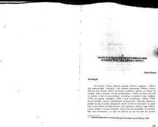 Nos últimos 15 anos, inúmeras questões relativas a currículo - elabora-
ção, implementação. legislação - têm suscitado interessantes embates e discus-
sões nos mais diversos f6runs, de natureza acadêmica, política ou sindical. Na
verdade, desde o momento em que reconquistamos o direito de eleger pelo voto
os projetos (e não s6 os governantes) de gestões, em primeiro lugar, estaduais
(1982), em seguida, municipais (1985) e, mais recentemente, federais (1990),
tem-se mostrado concreta a possibilidade de desenvolver diferentes alternativas
práticas de ação no campo educacional. Menos visível nos municípios de grande
porte, e mais efetiva em redes menores e em conjunturas políticas mais maduras,
o ponto central é o de que felizmente temos hoje uma pluralidade de caminhos
bem mais interessantes, e a meu ver efetivos, do que nos anos dos acordos
 