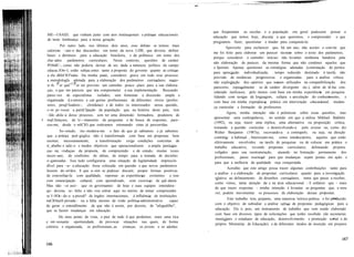 ME~-USAID, que vinham junto com atos institucionais e práticas educacionais
de tnste lembrança para a nossa geração.
Por outro lado, nos últimos dois anos, esse debate se tornou mais
caloroso ~ian~e das discussões em torno da nova LDB, que deveria definir
bases e dtretnzes para a educação brasileira, e da polêmica em torno dos
cha~ados parâmetros curriculares. Nesse contexto, questões de caráter
POlítIC~, como não poderia deixar de ser, dada a natureza política do campo
educac.IOn~l, estão subjac.entes tanto à proposta do governo quanto às críticas
a ela dIfeCIO?adas. Da mmha parte, considerei grave em todo esse processo
a metodologIa adotada para a elaboração dos parâmetros curriculares nacio-
. P ~? Pn~Is. or que. or ter previsto um caminho pouco claro para a sua elabora-
çao, o que me pareceu que iria comprometer a sua implementação. Buscando
parec~res de especialistas isolados, sem fomentar a discussão ampla e
orgamzada d.esetores e .cat~gorias profissionais de diferentes níveis (profes-
sores, pesqUlsadore~, .cIentIstas) e de todos os interessados nessa questão,
s~m pr~vocar a partiCIpação da população que, na história deste país, tem
~Ido .ahJa~a desse processo, sem ter uma dimensão formadora, produtora de
mqUletaçoes, de !e~~ntamento de perguntas e de busca de respostas, pare-
ceu-me, desde o mICIO,que estávamos retomando rotas já percorridas.
So~retudo, inc~modava-me o fato de que já sabíamos e já sabemos
que .a prática ped~gógIca não é transformada com base em propostas bem
escntas; necessanamente, a transformação exige condições concretas de
tr_abalho e salá~o e modos objetivos que operacionalizem a ampla participa-
çao na, ~roduçao da proposta, de compreensão e de estudo, muitas vezes
neces~ano, de confronto de idéias, de tempo para a tomada de decisões
o~gamzadas. Isso tudo configuraria uma situação de legitimidade imprescin-
dIvel para ~u~ a educação fosse colocada em questão e que novos parâmetros
fossem de~m!dos. E que a~sim se pudesse discutir, propor formas positivas
de concretIza-Ia com qualIdade, repensar as experiências existentes e isso
com emancipação cultural, com aprendizado, com exercício de cid~dania
Mas não ~oi assi~ que os governantes de hoje e suas equipes entendera~
qu~ devena se~ feIto e não vou entrar aqui no mérito de tentar compreender
se I~SOs~ de~e a pressã? de órgãos internacionais, à influência de instituições
naCIOnaiS pnvada~ ou a falta mesmo de visão político-administrativa capaz
de gerar o entendImento de que não é assim, por decreto, de "afogadilho",
que se fazem mudanças em educação.
. Do meu ponto de vista, o pior de tudo é que perdemos mais uma rica
e mt~ressante oportunidade de provocar situações nas quais, de forma
coletiva e orgamzada, os profissionais.,as crianças, os jovens e os adultos
que freqüentam as escolas e a população em geral pudessem pensar a
educação que temos hoje, discutir a que queremos, e compreender o que
precisamos fazer, questionar e mudar para conquistá-Ia.
Aproveito para esclarecer que, há um ano, não aceitei o convite que
me foi feito para elaborar um parecer técnico sobre o texto dos parâmetros,
porque considerei o caminho inócuo; não levantei nenhuma bandeira pela
não elaboração de parecer, da mesma forma que não condenei aqueles que
o fizeram. Apenas questionei as estratégias adotadas (contratação de peritos
para apreciação individualizada; tempo reduzido destinado à tarefa; não
previsão de instâncias progressivas e organizadas para a análise crítica;
não explicitação dos critérios que seriam utilizados na compatibilização dos
pareceres, especialmente os de caráter divergente etc.), além de tê-Ias con-
siderado ineficazes, pelo menos com base em minha experiência em pesquisa
lidando com teorias da linguagem, cultura e circulação do conhecimento, e
com base em minha experiência prática em intervenção educacional, mudan-
ça curricular e formação de professores.
Agora, minha intenção não é polemizar sobre essas questões, mas
apresentar uma contrapalavra, no sentido em que a utiliza Mikhail Bakhtin
(1992), ou seja, trazer uma réplica, uma alternativa ou proposição crítica,
tomando a questão curricular e desenvolvendo-a pelo avesso ou, como diz
Walter Benjamin (1987a), escovando-a a contrapelo, ou seja, na direção
contrária à habitual. Interessam-me, como interlocutores, aqueles que estão
efetivamente envolvidos na tarefa de pesquisar ou de colocar em prática o
trabalho educativo, revendo propostas curriculares, delineando projetos
voltados para sua reestruturação, atuando na formação permanente dos
profissionais, passo essencial para que mudanças sejam postas em ação. e
para que a melhoria da qualidade seja conquistada.
Acredito que este artigo possa trazer algumas contribuições tanto para
a análise e a elaboração de propostas curriculares quanto para a investigação
relativa ao delineamento de desenhos curriculares, tema que passa a receber,
como vimos, tanta atenção da e na área educacional. E enfatizo que - mais
do que trazer respostas - minha intenção é levantar as perguntas que, a meu
ver, podem movimentar os processos de elaboração dessas propostas.
Este trabalho tem, portanto, uma natureza teórico-prática e foi produzido
com o objetivo de subsidiar a análise crítica de propostas pedagógicas para a
educação. Ele é, pois, um instrumento de trabalho que vem sendo elaborado
com base em diversos tipos de solicitações que tenho recebido (de secretarias
municipais e estaduais de educação, desenvolvimento e promoção social e do
próprio Ministério de Educação) e de diferentes modos de inserção em projetos
 