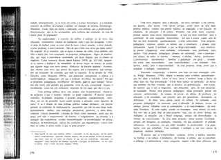 nidade, principalmente se se levar em conta o avanço tecnológico e a realidade
concreta de milhões de crianças e adultos em situação de miséria, desemprego,
abandono. Como falar em futuro e superação sem pontuar que a modernização
. historicamente não se fez acompanhar pela melhora das condições de vida da
I, maior parte da população? .
Na modernidade, o conceito de melhor é análogo ao de novo. Em
educação, costumamos chamar de tradicional tudo o que nos desagrada. Corre-
se atrás do melhor como se corre atrás do novo: o novo assunto, o novo método,
a nova proposta, o novo currículo. Mas de que é feito esse novo que tanto seduz?
Da negação do já existente, que se passa a chamar de velho. Essa também tem
sido a lógica que vem orientando as propostas pedagógicas: lógica de atualiza-
ção, que nega a experiência acumulada em troca daquilo que se chama de
moderno. Como ironizava Brecht (apud Kramer 1993b, pp. 167-168), apagam-
se os rastros e abdica-se da capacidade de deixar traços ou marcas ao aceitar
que alguém traga esse novo pronto. Abdica-se da história portanto. Acontece
que, mesmo esse novo, que parece tão seguro, trai a expectativa que carrega,
por ser esvaziado do conteúdo que dele se esperava. Já na década de 1930,
filósofos como Benjamin (l987a), que pensavam criticamente a cultura e a
modernidade,já indagavam: por que o moderno envelhece tão rápido? Por que
as propostas pedagógicas envelhecem tão rápido, pode-se aqui indagar. Talvez
por não terem sido geradas por perguntas vivas de uma comunidade atuante e
reconhecida como tal, por reificarem respostas de um lugar que não é o seu.
Uma política pública deve, sim, propor, mas freqüentemente chama-se
de pr()posta o que é modelo, método ou grade curricular. É preciso propor
caminhos levantando perguntas e gerando perguntas, experimentando cami-
nhos, em vez de pretender trazer saídas prontas e adoradas como bezerros de
ouro.
3
E se é função de uma política pública indicar diretrizes, ela precisa
garantir as condições de implementá-Ia, assumindo que não há uma única saída,
pretensamente melhor, mas múltiplas alternativas possíveis; e, além disso,
contestar a busca desmedida e ilusória do futuro como superação, posto que seu
preço tem sido o esquecimento da história, o congelamento do presente e a
anulação das experiências vividas, desmobilizando as possibilidades de efetiva
mudança, de transformação radical das condições que engendrariam o novo com
base no velho. E assim sendo, o que se pode propor?
3. Digo bezerro de ouro pela metáfora bíblica: o descrédito no fim da educação nos faz adorar
ídolos? FreqUentemente. aparecem soluções mágicas, não só mas também na área de educação,
que atuam mais por seu poder de sedução do que por sua competência, efetividade ou
adequação. Sobre processos de mudança na,.escola e formação de professores. ver Por elllre
as pedras: Arma e sonho lia escola (Kramer 1993a).
Uma nova proposta para a educação, um novo currículo é um convite,
um desafio, uma aposta. Uma aposta porque, sendo parte de uma dada
política pública, contém um projeto político de sociedade e um conceito de
cidadania, de educação e de cultura. Portanto, não pode trazer respostas
prontas apenas para serem implementadas se tem em mira contribuir para a
construção de uma sociedade democrática, em que a justiça social seja de
fato um bem distribuído igualitariamente a toda coletividade. Uma proposta
pedagógica expressa sempre os valores que a constituem, e precisa estar
intimamente ligada à realidade a que se dirige,explicitando seus objetivos
de pensar criticamente essa realidade, enfrentando seus problemas mais
agudos. Uma proposta pedagógica precisa ser construída com a participa-
ção efetiva de todos os sujeitos - crianças e adultos, alunos, professores
e profissionais não-docentes, famílias e população em geral -, levando
em conta suas necessidades, suas especificidades,' sua realidade. Isso
aponta, ainda, para a impossibilidade de uma proposta única, posto que a
realidade é múltipla, contraditória.
Buscando compreender a história com base em uma concepção críti-
ca, Walter Benjamin (1984) chama a atenção para o hábito generalizador
que faz olhar a realidade como se fosse única e também única a forma de
olhar para ela. Sua preocupação é a de fazer justiça ao particular, de deixar
que também ele fale, evitando que se dissolva na generalização, mas evitan-
do também que o real se fragmente, não abdicando, pois, de uma dimensão
de totalidade. Pensar uma proposta pedagógica única pressupõe pensar um
conceito uniformizador de criança, de jovem, de adulto, de professor, de
educação e de sociedade, um conceito que, por generalizar, desrespeita as
diferenças - de etnia, sexo, classe social ou cultura, Ao contrário, uma
proposta pedagógica ou curricular para a educação de crianças, jovens ou
adultos precisa trabalhar com as contradições e as especificidades da reali-
dade brasileira, de cada região, estado ou município, zona urbana ou rural.
Por isso, não se pode falar de uma proposta, mas, sim, de várias, porque são
múltiplas as situações que o Brasil congrega, porque são diversificadas as
formas de concretização de uma dada proposta numa mesma localidade,
porque são desiguais as condições concretas em que acontecem as práticas
educativas, os contextos em que estão inseridos os profissionais e as popu-
lações com que trabalham. Essa realidade é múltipla e, por isso, carece de
propostas também múltiplas.
É preciso que se compreendam crianças, jovens e adultos inseridos
na história e na cultura e produtores de história e cultura, que se concebam
a infância e a adolescência como categorias sociais e não fases efêmeras que
 