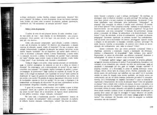 se dirige: professores, escolas, famílias, crianças, supervisores, diretores? Diri-
ge-se a alguém? Há indícios, no texto da proposta, de que tais leitores esperados
serão levados em conta como co-autores da proposta, podendo questioná-Ia,
modificá-Ia etc.? Há mecanismos de interação previstos? Quais?
~
mento baseiam a proposta e qual o enfoque privilegiado? Há coerência na
abordagem entre os objetivos arrolados e as ações previstas? Há coerência entre
essas bases teóricas e as reais condições de implementação da proposta? Como
foram trabalhados esses referenciais pelos profissionais "elaboradores" da
proposta? Que concepção de infância é tomada como referência? É coerente
com as bases teóricas? Como a proposta concebe - implícita ou explicitamente - o
desenvolvimento nos seus aspectos sociais, culturais e cognitivos? Em que nível
se compromete com essas concepções? A formação dos profissionais permite
pensar a concepção de infância, de adolescência e de desenvolvimento nesses.
termos? Como são articuladas as áreas do conhecimento no interior da proposta
pedagógica? Encontram significado no cotidiano escolar? Tais conhecimentos
estão de acordo com as necessidades do contexto, privilegiando aspectos sociais
e culturais ou são priorizados os chamados conteúdos escolares universais? Ou
ainda: busca-se conciliar as necessidades do contexto com o direito de univer-
salização dos conhecimentos para todas as crianças? Cómo?
Quanto à dimensão ética: que valores permeiam a proposta? Ordem e
obediência; autonomia e cooperação; respeito e manutenção das diferenças;
mudança e enfrentamento da desigualdade? Estão explícitos esses valores?
Representam os valores da coletividade que elaborou a proposta? Respeitam a
multiplicidade de valores do contexto a que se destina a proposta?
É importante também indagar: qual a concepção de proposta pedagógi-
ca/currículo presente na proposta em análise? É um procedimento burocrático a ser
cumprido ou um instrumento que, colocado nas mãos dos profissionais, pode ser
apropriado e reapropriado por eles, pode ser mudado, criticado, superado? A
proposta considera: (i) a diversidade no ponto de partida (diferenças sociais,
culturais, étnicas, éticas) tanto de crianças, jovens, farmlias, populações a que se
destina quanto dos profissionais que trabalham nas suas redes? (ii) A necessária
unidade no ponto de chegada (urna mesma qualidade, um mesmo acesso aos
conhecimentos que são, em última instância, produzidos por todos)? E, conseqüen-
temente, (iii) a multiplicidade de caminhos necessários? E quais as condições de
organização e funcionamento das escolas de educação básica? Como são agrupadas
as crianças? Qual a relação entre o número de crianças, de jovens e de adultos e os
profissionais que com eles trabalham? As salas disponíveis são compatíveis com a
necessidade mínima de espaço adequado a um trabalho de qualidade? Há definição
dessa relação numérica (crianças, jovens ou adultos/profissionais da educação) e a
garantia desse espaço por parte da secretaria? O espaço educativo em questão
(escola/pré-escola/creche) é organizado como espaço cultural gerador de conheci-
mentos? Que estratégias são buscadas como meio de assegurar as condições
necessárias mas não existentes?
A análise do texto de uma proposta precisa, de saída, considerar o que -
do meu ponto de vista - mais importa no seu delineamento: uma proposta
pedagógica é um caminho, não é um lugar: tem uma direção, um sentido, um
para quê, tem objetivos.
Então, cabe procurar compreender: qual a direção, o sentido, o objetivo,
o para quê da proposta em análise? Os objetivos são relacionados à situação
concreta da educação naquele estado oU município? Ou seja, a proposta apre-
sentada é dimensionada à realidade da educação das crianças, dos jovens ou dos
adultos daquela localidade? Há um diagnóstico que aponte dados relativos a
como se encontram a educação infantil, o ensino fundamental, o ensino médio
e a educação de jovens e adultos, na localidade em questão? Qual a demanda
por vagas? Quantas vagas existem e quais as metas de expansão a curto, médio
e longo prazo? A que instituições está vinculado o atendimento?
Ainda em relação a esse ponto, outros aspectos precisam ser considerados:
quais os critérios orientadores da matrícula no caso de a oferta ser inferior à
demanda? Há compromisso com a democratização do acesso? De que modo é
concebida essa expansão? Tal expansão implica construção de prédios e concur-
so/contratação de profissionais? Qual a política de expansão da receita? De que
modo se dá a relação da ampliação com a qualidade do serviço? Qual a política de
distribuição de vagas e de garantia de condições de permanência nas creches, nas
pré-escolas e nas escolas? Há garantia de ingresso das crianças e dosjovens no nível
de escolaridade seguinte ao nível em questão? Ou, por outra, a expectativa é de
terminalidade ou interrupção da vida escolar? Ou, por outra, apermanência na faixa
da escolaridade obrigatória é atendida, cumprida pelo Estado?
E quem são as crianças, os adolescentes e/ou os adultos a quem se dirige
a proposta? Quem são e quantos são os profissionais docentes e não-docentes
que atuam na rede? Quais são os mecanismos de ingresso desses profissionais
na rede pública (concurso, estágio, indicação, nomeação)?
Por outro lado, é fundamental perceber: os fundamentos teóricos da
proposta ~urricular são explicitados? Qual a concepção subjacente ou explícita
de mfâncla, homem, educação, conhecimento, cultura? Que áreas do conheci-
 