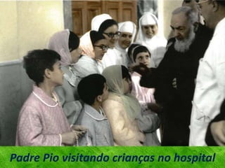 Padre Pio visitando crianças no hospital
 