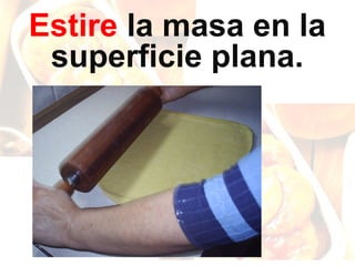 Estire la masa en la
superficie plana.

 
