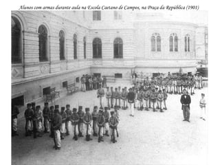 Alunos com armas durante aula na Escola Caetano de Campos, na Praça da República (1901)
 