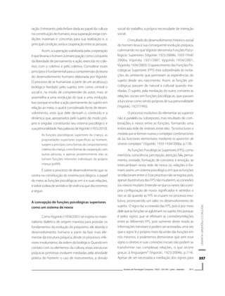 357357357357357
VIGOTSKIEOPSIQUISMOHUMANO
Estudos de Psicologia I Campinas I 30(3) I 355-365 I julho - setembro 2013
ração. Entretanto, pela ênfase dada ao papel da cultura
na constituição do humano, essa superação exige con-
dições materiais e concretas para sua realização e, a
principalcondição,seriaacooperaçãoentreaspessoas.
Assim, a superação viabilizada pela cooperação
équelevariaohomemàemancipaçãocomoconquista
da liberdade de pensamento e ação, exercida no cole-
tivo, com o coletivo e pelo coletivo. Considerar esses
princípioséfundamentalparaacompreensãodateoria
do desenvolvimento humano elaborada por Vigotski.
O processo de se humanizar, a partir de um arcabouço
biológico herdado pelo sujeito, tem como central o
social e, no modo de compreender do autor, mais se
assemelha a uma revolução do que a uma evolução.
Isso porque envolve a ação permanente do sujeito em
relação ao meio, o qual é considerado fonte de desen-
volvimento, visto que dele derivam o conteúdo e a
dinâmica que, apropriados pelo sujeito de modo pró-
prio e singular, constituirão seu sistema psicológico e
suapersonalidade.NaspalavrasdeVigotski(1935/2010):
As funções psicológicas superiores da criança, as
propriedades superiores específicas ao homem,
surgem a princípio como formas de comportamento
coletivodacriança,comoformasdecooperaçãocom
outras pessoas, e apenas posteriormente elas se
tornam funções interiores individuais da própria
criança (p.699).
É sobre o processo de desenvolvimento que se
centra na constituição do sistema psicológico, o papel
do meio, as funções psicológicas em si e suas relações,
esobreaideiadesentidoedevivênciaquediscorremos
a seguir.
A concepção de funções psicológicas superiores
como um sistema de nexos
ComoVygotski (1934/2001) se inspira no mate-
rialismo dialético de origem marxista para postular os
fundamentos da evolução do psiquismo, ele aborda o
desenvolvimento humano a partir da fase mais ele-
mentar da estrutura psíquica, desde os processos infe-
rioresinvoluntários,daordemdobiológico.Quandoem
contato com os elementos da cultura, essas estruturas
psíquicas primitivas evoluem mediadas pela atividade
prática do homem: o uso de instrumentos, a divisão
social do trabalho, a própria necessidade de interação
social.
Oresultadododesenvolvimentohistórico-social
do homem leva à sua consequente evolução psíquica,
culminando no que Vigotski denomina Funções Psico-
lógicas Superiores (Vigotski 1925/2004b; 1933-1934/
2006a; Vigotsky 1931/2007; Vygotski 1934/2001;
Vygotsky 1934/2003). O aparecimento das Funções Psi-
cológicas Superiores (FPS) está subordinado às incita-
ções do ambiente que permeiam as experiências do
sujeito desde seu nascimento. Assim, as funções psi-
cológicas passam de natural a cultural quando me-
diadas. O sujeito, pela mediação do outro, converte as
relações sociais em funções psicológicas, que passam
a funcionar como sendo próprias de sua personalidade
(Vigotski, 1927/1995).
O processo evolutivo do elementar ao superior
não é paralelo ou sobreposto, mas resultado de com-
binações e nexos entre as funções, formando uma
imbricada rede de sínteses entre elas: “Se estructuran a
medidaqueseformannuevasycomplejas combinaciones
de las funciones elementares mediante la aparición de
síntesis complejas” (Vigotski, 1933-1934/2006a, p.118).
As Funções Psicológicas Superiores (FPS), como
memória, consciência, percepção, atenção, fala, pensa-
mento, vontade, formação de conceitos e emoção, se
intercambiam nesta rede de nexos ou relações e for-
mam,assim,umsistemapsicológico,emqueasfunções
serelacionamentresi.Esseprocessonãoseesgota,pois,
apesar da estrutura das FPS não mudarem, as conexões
(ou nexos) mudam. Entende-se que os nexos são a pró-
pria configuração de novos significados e sentidos e
isto se dá quando as FPS se cruzam no processo evo-
lutivo, promovendo um salto no desenvolvimento do
sujeito. O signo faz a conexão das FPS, pois é por meio
delequeasfunçõesseaglutinamnosujeito.Istoporque,
é pelos signos que se efetivam as conexões/relações
entre as diferentes FPS, pois somente deste modo as
informaçõestransitamepodemseracessadas,umavez
que o signo“é o próprio meio da união das funções em
nós mesmos, e poderemos demonstrar que sem esse
signo o cérebro e suas conexões iniciais não podem se
transformar nas complexas relações, o que ocorre
graças à linguagem” (Vigotski, 1925/2004b, p.114).
Apesar de ser necessária a mediação dos signos para
 