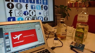 9
組合出⼀一個雙腦都還有點發達的腦袋
整合多元數據形塑有⽤用洞洞察
數據分析
結合洞洞察發展具有品牌特⾊色的傳播策略略
策略略邏輯
台灣⼈人這麼厲害，我們只是輸在英⽂文簡報
還有說⼤大話⽽而已
推廣台企
結合不同新創與奧美合作，創造亮點活動
新技術媒合
根據策略略發展整體傳播藍藍圖
傳播藍藍圖
想幫助⾏行行銷⼈人員的青春花在對的事情上
浪漫情懷
由 於 什什 麼 都 要 做
 