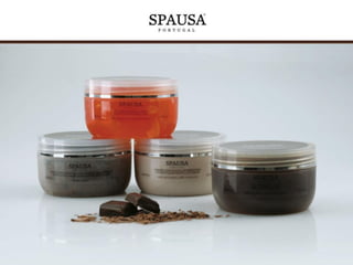 ESFOLIANTE CHOCOLATE &
ÓLEOS AMAZÓNICOS
ENERGIZANTE
Limpar • Regenerar • Ativar

PRINCIPAIS BENEFÍCIOS
- Suaviza e alisa a textura da pele.

- Ação antioxidante e regeneradora, ativada pelo sal
marinho e óleos essenciais.
- Remove as células mortas da pele de forma eficaz e
delicada.

Este esfoliante com ingredientes naturais do mar e da
terra promove a produção e a renovação celular,
deixando a pele visivelmente mais lisa e uniforme, com
uma sensação de leveza única.

250 ml • 8.4 fl. oz.

 