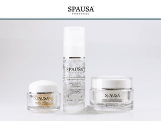 CREME RUGAS EXPRESSÃO
REPARADOR ATIVO
Reduzir • Relaxar • Atenuar • Alisar

PRINCIPAIS BENEFÍCIOS
- Reduz a profundidade das rugas até 63%, em 28
dias*.

- Combate e atenua as linhas de expressão na zona da
testa, olhos, sobrancelhas, lábios e nariz.
- Estimula o relaxamento muscular facial, em vez de
paralisar, fazendo com que as rugas apareçam menos
profundas.
- Seguro e menos invasivo para a pele, funciona
topicamente com um mecanismo alternativo à Toxina
Botulínica.

Esta fórmula molecular, de textura e aroma delicados,

foi concebida para reduzir rugas, vincos e linhas de
expressão no rosto, testa, em torno dos olhos e lábios,
pelo relaxamento dos músculos de expressão facial.

Todos os tipos de pele mesmo as sensíveis.
50 ml • 1.7 fl. oz.

* estudos in vivo. Saber mais em spausa.pt.

 