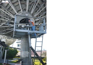 ■
222 TELE-audiovision International — The World‘s Largest Digital TV Trade Magazine — 09-10/2013 — www.TELE-audiovision.com
Einer der Speedcast-
Techniker überprüft die
Steuerung des 9m Uplink-
Spiegels, der ständig auf
den STARONE C1 auf
65W ausgerichtet ist. Der
kleinere 7,3m Spiegel
dahinter ist fest auf den
STARONE C2 auf 70W
ausgerichtet.
 