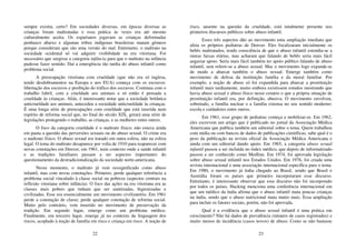 22
sempre existiu, certo? Em sociedades diversas, em épocas diversas as
crianças foram maltratadas e essa prática às vezes era até mesmo
culturalmente aceita. Os espartanos jogavam as crianças deformadas
penhasco abaixo e algumas tribos indígenas brasileiras matam gêmeos
porque consideram que são uma versão do mal. Entretanto, o maltrato na
sociedade ocidental só vai adquirir visibilidade na era vitoriana. Foi
necessário que surgisse a categoria infância para que o maltrato na infância
pudesse fazer sentido. Daí a emergência tão tardia do abuso infantil como
problema social.
A preocupação vitoriana com crueldade (que não era só inglesa,
tendo desdobramentos na Europa e nos EUA) começa com os escravos:
libertação dos escravos e proibição do tráfico dos escravos. Continua com o
trabalho fabril, com a crueldade aos animais e só então é pensada a
crueldade às crianças. Aliás, é interessante notar que a sociedade britânica
anticrueldade aos animais, antecedeu a sociedade anticrueldade às crianças.
É uma longa série de preocupações com crueldade que está inserida num
espírito de reforma social que, no final do século XIX, gerará uma série de
legislações protegendo o trabalho, as crianças, e as mulheres entre outros.
O foco da categoria crueldade é o maltrato físico; não estava ainda
em pauta a questão das perversões sexuais ou do abuso sexual. O crime era
o maltrato físico. O abuso sexual era tratado em outra esfera, não na esfera
legal. O tema do maltrato desaparece por volta de 1910 para reaparecer com
novas conotações em Denver, em 1961, num contexto onde a saúde infantil
e as tradições familiares passam a ser aspectos importantes do
questionamento da destradicionalização da sociedade norte-americana.
Nesse momento, o maltrato já vem ressignificado como abuso
infantil, mas com novas conotações. Primeiro, perde qualquer referência a
problema social vinculado à classe social ou pobreza (aspectos centrais na
reflexão vitoriana sobre infância). O foco das ações na era vitoriana era as
classes mais pobres que tinham que ser sanitizadas, higienizadas e
civilizadas. Esse era essencialmente um movimento civilizatório. Em 1961
perde a conotação de classe; perde qualquer conotação de reforma social.
Muito pelo contrário, vem inserido no movimento de preservação da
tradição. Em segundo lugar, emerge como um problema médico.
Finalmente, em terceiro lugar, emerge já no contexto da linguagem dos
riscos, acoplado à noção de família em risco e criança em risco. A noção de
23
risco, ausente na questão da crueldade, está totalmente presente nos
primeiros discursos públicos sobre abuso infantil.
Esses três aspectos dão ao movimento uma ampliação imediata que
afeta os próprios pediatras de Denver. Eles focalizaram inicialmente os
bebês maltratados, tendo consciência de que o abuso infantil estendia-se a
outras faixas etárias, mas acharam que falando de bebês seria mais fácil
angariar apoio. Seria mais fácil também ter apoio público falando de abuso
infantil, sem referir-se a abuso sexual. Mas o movimento logo expande-se
de modo a abarcar também o abuso sexual. Emerge também como
movimento de defesa da instituição família e da moral familiar. Por
exemplo, a noção de abuso só foi expandida para abarcar a prostituição
infantil mais tardiamente, muito embora existissem estudos mostrando que
havia abuso sexual e abuso físico nesse cenário e que a própria situação de
prostituição infantil era, por definição, abusiva. O movimento envolveu,
sobretudo, a família nuclear e a família extensa no seu sentido moderno:
escola e cuidadores entre outros.
Em 1961, esse grupo de pediatras começa a mobilizar-se. Em 1962,
eles escrevem um artigo que é publicado no jornal da Associação Médica
Americana que publica também um editorial sobre o tema. Quem trabalhou
com mídia ou com bancos de dados de publicações científicas, sabe qual é o
peso da publicação na revista oficial da Associação Médica Americana e
ainda com um editorial dando apoio. Em 1965, a categoria abuso sexual
infantil passou a ser incluída no índex médico, que depois de informatizado
passou a ser conhecido como Medline. Em 1974, foi aprovada legislação
sobre abuso sexual infantil nos Estados Unidos. Em 1976, foi criada uma
revista internacional e uma associação internacional específica para o tema.
Em 1980, o movimento já tinha chegado ao Brasil, sendo que Brasil e
Austrália foram os países que primeiro incorporaram esse discurso.
Entretanto, é interessante observar que esse discurso não foi incorporado
por todos os países. Hacking menciona uma conferência internacional em
que um médico da índia afirma que o abuso infantil mata poucas crianças
na índia, sendo que o abuso nutricional mata muito mais. Essa ampliação
para incluir os fatores sociais, porém, não foi aprovada.
Qual é a evidência que o abuso sexual infantil é uma prática em
crescimento? Não há dados de prevalência (número de casos registrados) e
muito menos de incidência (casos novos) de abuso. Como se não bastasse
 