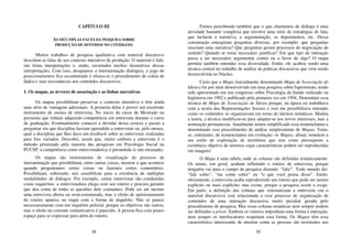 38
CAPÍTULO III
AS MÚLTIPLAS FACES DA PESQUISA SOBRE
PRODUÇÃO DE SENTIDOS NO COTIDIANO
Muitos trabalhos de pesquisa qualitativa com material discursivo
descolam as falas de seu contexto interativo de produção. O material é lido,
são feitas interpretações e, então, recortados trechos ilustrativos dessas
interpretações. Com isso, desaparece a interanimação dialógica, o jogo de
posicionamentos fica escamoteado e ofusca-se o procedimento de coleta de
dados e suas ressonâncias nos conteúdos discursivos.
1. Os mapas, as árvores de associação e as linhas narrativas
Os mapas possibilitam preservar o contexto interativo e têm ainda
uma série de vantagens adicionais. A primeira delas é prover um excelente
instrumento de ensino de entrevista. No inicio do curso de Mestrado eu
presumia que tinham adquirido competência em entrevista durante o curso
de graduação. Eventualmente comecei a duvidar dessa certeza e passei a
perguntar em que disciplina haviam aprendido a entrevistar ou, pelo menos,
qual a disciplina que lhes dava um feedback sobre as entrevistas realizadas
para fins variados. Descobri, assim que, muito embora a entrevista é o
método priorizado pela maioria das pesquisas em Psicologia Social na
PUCSP, a competência como entrevistador(a) é presumida (e não ensinada).
Os mapas são instrumentos de visualização do processo de
interanimação que possibilitam, entre outras coisas, mostrar o que acontece
quando perguntamos certas coisas ou fazemos certos comentários.
Possibilitam, sobretudo, nos sensibilizar para a existência de múltiplas
modalidades de diálogos. Por exemplo, certas entrevistas são conduzidas
como inquéritos: a entrevistadora chega com seu roteiro e procura garantir
que deu conta de todas as questões dele constantes. Pode ser até mesmo
uma entrevista aberta ou semi-estruturada, mas o efeito de aprisionamento
do roteiro aparece no mapa com a forma de inquérito. Não se parece
necessariamente com um inquérito policial, porque os objetivos são outros,
mas o efeito na corrente comunicativa é parecido. A pessoa fica com pouco
espaço para se expressar para além do roteiro.
39
Fomos percebendo também que o que chamamos de diálogo é uma
atividade bastante complexa que envolve uma série de estratégias de fala,
que incluem a narrativa, a argumentação, os depoimentos, etc. Dessa
constatação emergiram perguntas diversas, por exemplo: que perguntas
suscitam uma narrativa? Que perguntas geram processos de negociação de
sentido? Quando se torna necessário justificar? Em que tipo de interação
passa a ser necessário argumentar contra ou a favor de algo? O mapa
permite também entender essa diversidade. Então, ele acabou sendo uma
técnica central no trabalho de análise de práticas discursivas que vem sendo
desenvolvida no Núcleo.
Creio que o Mapa (inicialmente denominado Mapa de Associação de
Ideias) foi por mim desenvolvido em uma pesquisa sobre hipertensão, tendo
sido apresentado em um congresso sobre Psicologia da Saúde realizado na
Inglaterra em 1992 e publicado pela primeira vez em 1994. Denominei essa
técnica de Mapa de Associação de Ideias porque, na época eu trabalhava
com a teoria das Representações Sociais e isso me possibilitava entender
como os conteúdos se organizavam em torno de núcleos temáticos. Mudou
a teoria, a técnica modificou-se para adaptar-se aos novos interesses, mas a
nomeação permaneceu. Atualmente temos simplificado essa nomenclatura e
denominado esse procedimento de análise simplesmente de Mapas. Trata-
se, entretanto, de nomenclatura em evolução; os Mapas, afinal, remetem a
um estilo de exploração de territórios que tem como pressuposto a
existência objetiva de terrenos cujas características podem ser reproduzidas
em imagens!
O Mapa é uma tabela onde as colunas são definidas tematicamente.
Os temas, em geral, acabam refletindo o roteiro de entrevista, porque
ninguém vai para o campo de pesquisa dizendo: “fala!”. Todo mundo diz:
“fale sobre”, “me conte sobre” ou “o que você pensa disso”. Então,
obviamente, a entrevista acaba reproduzindo um roteiro que pode ser menos
explícito ou mais explícito; mas existe, porque a pesquisa assim o exige.
Em parte, a definição das colunas que sistematizam a entrevista (ou o
material discursivo) está relacionada a esse processo de organização de
conteúdos de uma interação discursiva muito peculiar gerada pelo
procedimento de pesquisa. Mas essas colunas temáticas nem sempre podem
ser definidas a priori. Embora os roteiros imponham uma forma à interação,
nem sempre os interlocutores respeitam essa forma. Os Mapas têm essa
característica interessante de mostrar como as pessoas são resistentes aos
 