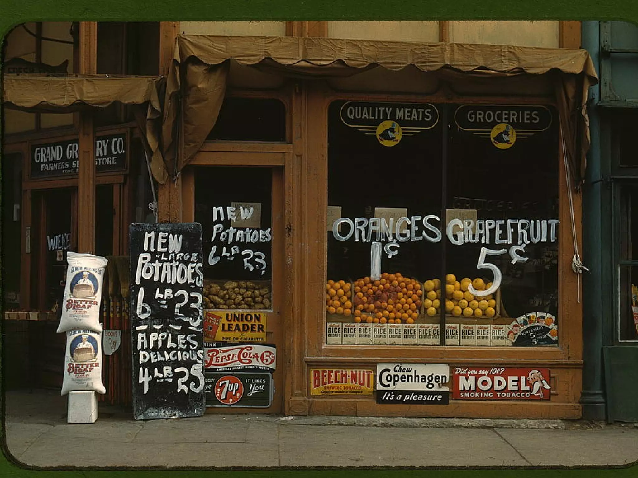 Social photo stories Flickr, Tell A Story in Five Frames group ( http://www.flickr.com/groups/visualstory/ ) Example: "Food to Farm", Eli the Bearded (2008) 