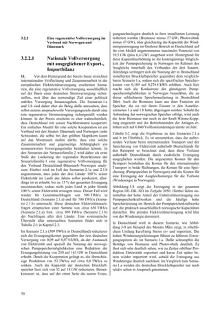 gungstechnologien deutlich in ihrer installierten Leistung
3.2.2            Eine regenerative Vollversorgung im         reduziert werden (Biomasse minus 27 GW, Photovoltaik
                 Verbund mit Norwegen und                    minus 47 GW), aber gleichzeitig die Kapazität der Wind-
                 Dänemark                                    energieerzeugung im Onshore-Bereich in Deutschland auf
                                                             ihr vom Modell angenommenes maximales Potenzial von
                                                             39,5 GW (plus 6,4 GW) ausgebaut wird. Hintergrund für
3.2.2.1          Nationale Vollversorgung                    diese Kapazitätserhöhung ist die kostengünstige Möglich-
                 mit ausgeglichener Export-,                 keit der Pumpspeicherung in Norwegen im Rahmen des
                                                             Ausgleichs innerhalb des Verbundes der drei Staaten.
                 Importbilanz                                Allerdings verringert sich die Nutzung der in Deutschland
11.       Vor dem Hintergrund der bereits heute erreichten   installierten Druckluftspeicher gegenüber dem vergleich-
internationalen Verflechtung und Zusammenarbeit in der       baren Szenario 1.a, sodass sich die spezifischen Speicher-
europäischen Elektrizitätserzeugung erscheinen Szena-        kosten von 0,109 auf 0,276 €/kWh erhöhen. Auch hier
rien, die eine regenerative Vollversorgung ausschließlich    macht sich die Konkurrenz der günstigeren Pump-
auf der Basis einer deutschen Stromversorgung sicher-        speichermöglichkeiten in Norwegen bemerkbar, die zu
stellen, weit über das notwendige Ziel einer politisch       dieser schlechteren Speicherauslastung in Deutschland
stabilen Versorgung hinauszugehen. Die Szenarien 1.a         führt. Auch die Biomasse kann aus ihrer Funktion als
und 1.b sind daher eher als Beleg dafür anzusehen, dass      Speicher, die sie mit ihrem Einsatz in den Autarkie-
selbst extrem anspruchsvolle Versorgungsziele durch eine     szenarien 1.a und 1.b hatte, abgezogen werden. Sobald die
rein regenerative Stromerzeugung sichergestellt werden       Anbindung der norwegischen Speicher erfolgt, wird auch
können. In der Praxis erscheint es eher wahrscheinlich,      die feste Biomasse nur noch in der Kraft-Wärme-Kopp-
dass Deutschland mit seinen Nachbarstaaten kooperiert.       lung eingesetzt und die Betriebsstunden der Anlagen er-
Ein einfaches Modell für eine solche Kooperation ist ein     höhen sich auf 6.840 Volllaststundenäquivalente im Jahr.
Verbund mit den Staaten Dänemark und Norwegen (oder
                                                             Tabelle 3-2 zeigt die Ergebnisse zu den Szenarios 2.1.a
Schweden), die selbst bei den größten Skeptikern kaum
                                                             und b im Überblick. Es ist anzumerken, dass die auftre-
auf das Misstrauen stoßen dürfte, dass eine solche
                                                             tenden Verluste beim internationalen Transport und der
Zusammenarbeit und gegenseitige Abhängigkeit ein
                                                             Speicherung von Elektrizität außerhalb Deutschlands für
nennenswertes Versorgungsrisiko beinhalten könnte. In
                                                             den Reimport so berechnet sind, dass diese Verluste
den Szenarien der Szenariofamilie 2 wird daher als erste
                                                             außerhalb Deutschlands durch zusätzliche Erzeugung
Stufe der Lockerung der regionalen Restriktionen der
                                                             ausgeglichen werden. Die angesetzten Kosten für den
Szenariofamilie 1 eine regenerative Vollversorgung für
                                                             Reimport beinhalten die Kosten für den internationalen
den Verbund Deutschland–Dänemark–Norwegen analy-
                                                             Transport in beide Richtungen, die Kosten für eine Spei-
siert. Hierbei wird im Fall der Szenarien 2.1a und 2.1.b
                                                             cherung (Pumpspeicher in Norwegen) und die Kosten für
angenommen, dass jedes der drei Länder 100 % seiner
                                                             eine Erzeugung der Ausgleichsenergie für die Verluste
Elektrizität im Laufe des Jahres selbst produziert, aller-
                                                             (Windenergie in Norwegen).
dings ist es erlaubt, bis zu 15 % der gesamten Erzeugung
auszutauschen, sodass nicht jedes Land in jeder Stunde       Abbildung 3-8 zeigt die Erzeugung in der gesamten
100 % seiner Elektrizität erzeugen muss. Dieser Fall wird    Region DE–DK–NO im Zieljahr 2050. Hierbei fallen un-
wieder für Gesamtnachfragen von 509 TWh/a in                 mittelbar der hohe Anteil der Elektrizitätserzeugung aus
Deutschland (Szenario 2.1.a) und für 700 TWh/a (Szena-       Pumpspeicherkraftwerken und die häufige hohe
rio 2.1.b) untersucht. Diese deutschen Elektrizitätsnach-    Speicherleistung im Bereich der Pumpspeicherkraftwerke
fragen entsprechen einer Summe von circa 650 TWh/a           auf, die praktisch ausschließlich norwegische Kapazitäten
(Szenario 2.1.a) bzw. circa 895 TWh/a (Szenario 2.1.b)       darstellen. Die primäre Elektrizitätserzeugung wird klar
der Nachfragen aller drei Länder. Eine systematische         von der Windenergie dominiert.
Übersicht aller untersuchten Szenarien findet sich in
                                                             In Deutschland wird in diesem Szenario, wie Abbil-
Tabelle 2-1 in Kapitel 2.3.
                                                             dung 3-9 am Beispiel des Monats März zeigt, in erhebli-
Im Szenario 2.1.a (509 TWh/a in Deutschland) reduzieren      chem Umfang kurzfristig Strom ex- und importiert. Die
sich die Erzeugungskosten gegenüber der rein deutschen       hohen Windeenergieleistungen führen zu höheren Erzeu-
Versorgung von 0,09 auf 0,07 €/kWh, da der Austausch         gungsspitzen als im Szenario 1.a. Dafür schrumpfen die
von Elektrizität und speziell die Nutzung der norwegi-       Beiträge von Biomasse und Photovoltaik deutlich. Es
schen Pumpspeichermöglichkeiten eine Reduktion der           lässt sich sehr deutlich sehen, wie zu Zeiten erhöhter Pro-
Erzeugungsleistung von 230 auf 163 GW in Deutschland         duktion Elektrizität exportiert und kurze Zeit später be-
erlaubt. Durch die Kooperation gelingt es, die überschüs-    reits wieder importiert wird, sobald die Erzeugung aus
sige Produktion von 53 TWh/a auf circa 0,8 TWh/a zu          Windenergie deutlich nachlässt. Im Vergleich zum Szena-
senken. Auch die Kapazität der deutschen Druckluft-          rio 1.a werden die deutschen Druckluftspeicher nur noch
speicher lässt sich von 32 auf 18 GW reduzieren. Bemer-      relativ selten in Anspruch genommen.
kenswert ist, dass auf der einen Seite die teuren Erzeu-




30
 