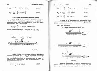 Para a atuaçzo de um carregamento disttibuido qualquer, a so-
lução do problema seri ainda obtida empregando-se o principio da su-
perposição de efeitos. Para o caso, por exemplo, da Fig. 111-28, o desloca-
mento vertical da seção C será dado por
yc = & [ q(x) (cos AX + sen AX) h,
agindo-se de maneira andloga para a obtenção de IPc. MC e QC.
Quando a funçáo q(x) for tal que impossibüite as integrações
necessárias ao cálculo de yc, ..., QC ,um procedimento aproximado
bastante simples para se obter a solução do problema consistirá em subs
tituir o carregamento distribuido por um númem finito de cargas mn-
centradas Pique o reproduzam e, a partir das expressões (111-21) a (111-
24). poderemos escrever que:
A precisão de tal procedimento será, evidentemente, tanto
maior quanto maior for o númem das cargas conoentradas Pi em que for
dividido o carregamento distribuído.
2 3 - V i semi-lúinitas
2.3.1 - Vias semi-iiitas com bordo l i
Seja a viga semi-infbita da Fig. Iii-29.1, submetida ao carre-
gamento indicado, que desejamos resolver. Vejamos a maneira pela qual
podemos fazer com que sua resolução recaia na resolução de uma Viga
 