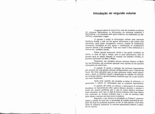 Introducáo- ao segundo volume
O segundo volume de nosso Curso, onde são estudados os esforços
eni estruturas hiperestáticas, as deformações em estruturas isostáticas e
hiperestiiticas, e as estruturas sobre apoios elásticos, foi subdividido em três
capftulos, comentados a seguir:
O capítulo I estuda as deformações sofridas pelas estruturas
isostáticas devidas a cada um dos agentes deformantes a que podem estar
submetidas, quais sejam: carregamento externo, variação de temperatura,
movimentos (recalques) de seus apoios e modificações de comprimento
impostas durante a sua montagem. Todo esse estudo é feito utilizandese o
teorema dos trabalhos virtuais.
Enfase especial mereceram, devido A sua grande incidência na
prática, os casos de vigas e treliças, para os quais apresentamos, além do
processo geral de c&lculo (baseado no teorema dos trabalhos virtuais), os
processos particulares de Mohr e Williot.
Finalmente, são estudados diversos teoremas clásicos na Mecâ-
nica das Estruturas, que encontram aplicação neste capítulo ou nos capítulos
subsequentes de nosso Curso.
O capítulo I1 estuda a resolução das estruturas hiperestáticas
elo primeiro dos dois grandes métodos da Hiperestática, que é o método das
forças. São feitas aplicações para Os tipos estruturais usuais, sendo apresen-
tados, a seguir, os artifícios visando i simplificação do trabalho de resolução
das estruturas elástica e geometricamente simétricas (que são as que ocorrem
com maior frequência).
Ainda neste capítulo, são estudadas as linhas de influência e é
apresentado o cálculo de deformações para as estruturas hiperestáticas.
O capítulo 111 estuda os esforços e deformações de estruturas
(isostáticas ou hiperestáticas) sobre apoios elásticos discretos e introduz o
estudo dos mesmos problemas para o caso de apoios elásticos contínuos,
sendo abordadas, neste caso, as vigas de inércia constante sobre base elástica
com coeficiente de recalque constante (que é o caso de esttutura sobre
apoio elástico continuo que mais @corre na prática).
Repetindo o que fizemos na introdução ao Volume I, queremos
chamar a atenção do leitor para a necessidade do trabalho individual de reso-
lução das Listas de problemas propostos ao fim de cada capítulo, como única
forma de realmente sedimentar os conceitos apresentados durante a exposi-
ção do capitulo.
 