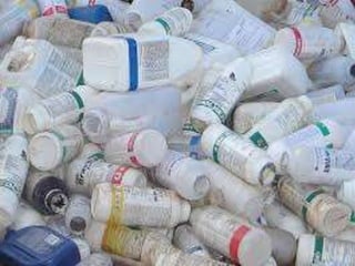 “Os produtos e os agentes de processos
físicos, químicos ou biológicos, destinados ao
uso nos setores de produção, no
armazenamento e beneficiamento de
produtos agrícolas, nas pastagens, na
proteção de florestas, nativas ou
implantadas, e de outros ecossistemas e
também de ambientes urbanos, hídricos e
industriais, cuja finalidade seja alterar a
composição da flora ou da fauna, a fim de
preservá-las da ação danosa de seres vivos
considerados nocivos.”
7
 