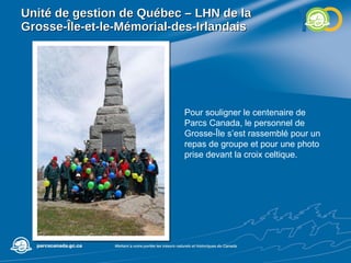 Unité de gestion de Québec – LHN de la Grosse-Île-et-le-Mémorial-des-Irlandais Pour souligner le centenaire de Parcs Canada, le personnel de Grosse-Île s’est rassemblé pour un repas de groupe et pour une photo prise devant la croix celtique. 