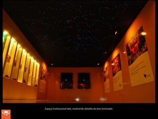 Espaço Institucional Vale, mostrando detalhe do teto iluminado.
 