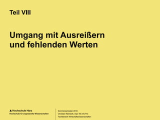 Seite 133
Fachbereich Wirtschaftswissenschaften
Korrelation ist nicht gleich Kausalität
– Eine über einen Korrelationskoeffizienten identifizierte Korrelation sollte
näher untersucht, dabei jedoch niemals inhaltlich interpretiert werden
– Grund dafür ist, dass eine Korrelation nicht notwendigerweise auf einem
Ursache-Wirkungs-Zusammenhang beruht – auch wenn es in vielen
Fällen leider äußerst verführerisch ist, diese Annahme zu treffen
– Tatsächlich kann es verschiedene Erklärungen für Korrelationen geben
– Einseitiger Zusammenhang: X beeinflusst Y bzw. Y beeinflusst X
– Beidseitiger Zusammenhang: X und Y beeinflussen sich gegenseitig
– Es handelt sich um einen reinen Zufallseffekt in den Daten (Scheinkorrelation)
– Eine dritte Variable (Z) beeinflusst X und Y gleichermaßen (Scheinkorrelation)
– Ein klassisches Beispiel für eine Scheinkorrelation ist die Korrelation zwischen
Storchenzahl und Geburtenquote (verbunden über die Variable „Urbanisierung“)
Sommersemester 2016
Christian Reinboth, Dipl.-Wi.Inf.(FH)
 