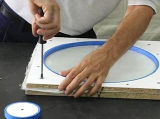 coloque somente os 4 parafusos
externos, isso é necessário para não
haver vazamento da resina no centro.
 