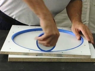 passe cera de lustrar moveis em todas as superficies que
terão contato com a resina para desmoldar mais fácil.
IMPORTANTE:
 