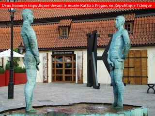 Deux hommes impudiques devant le musée Kafka à Prague, en République Tchèque
 